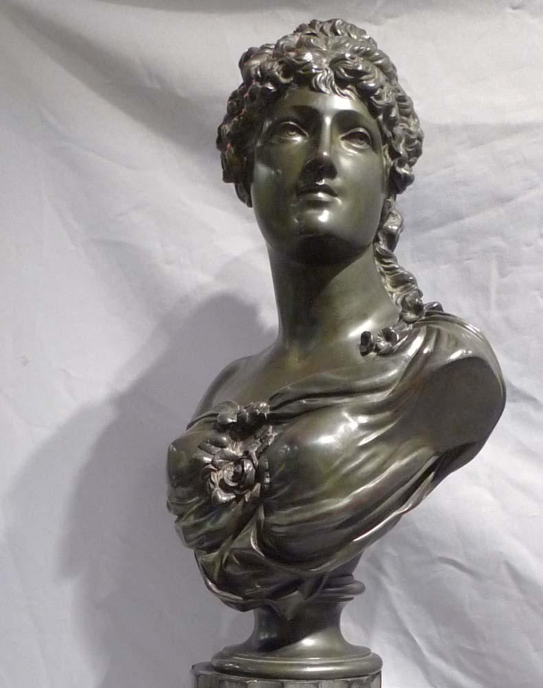 Patiné Buste français ancien en bronze d'une jeune fille classique sur socle en marbre cannelé en vente