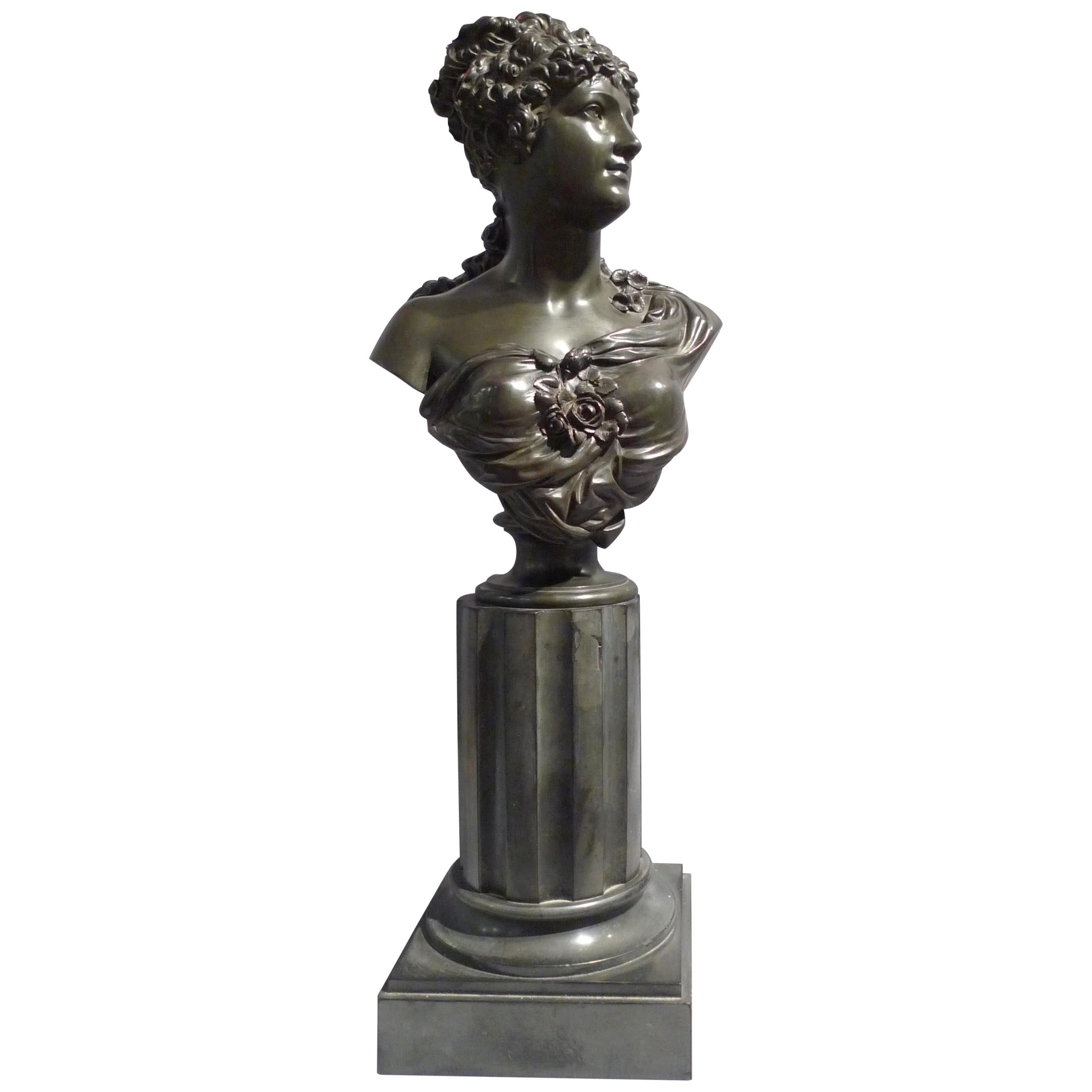 Antike französische Bronzebüste einer klassischen Jungfrau auf schilfbewachsenem Marmorsockel