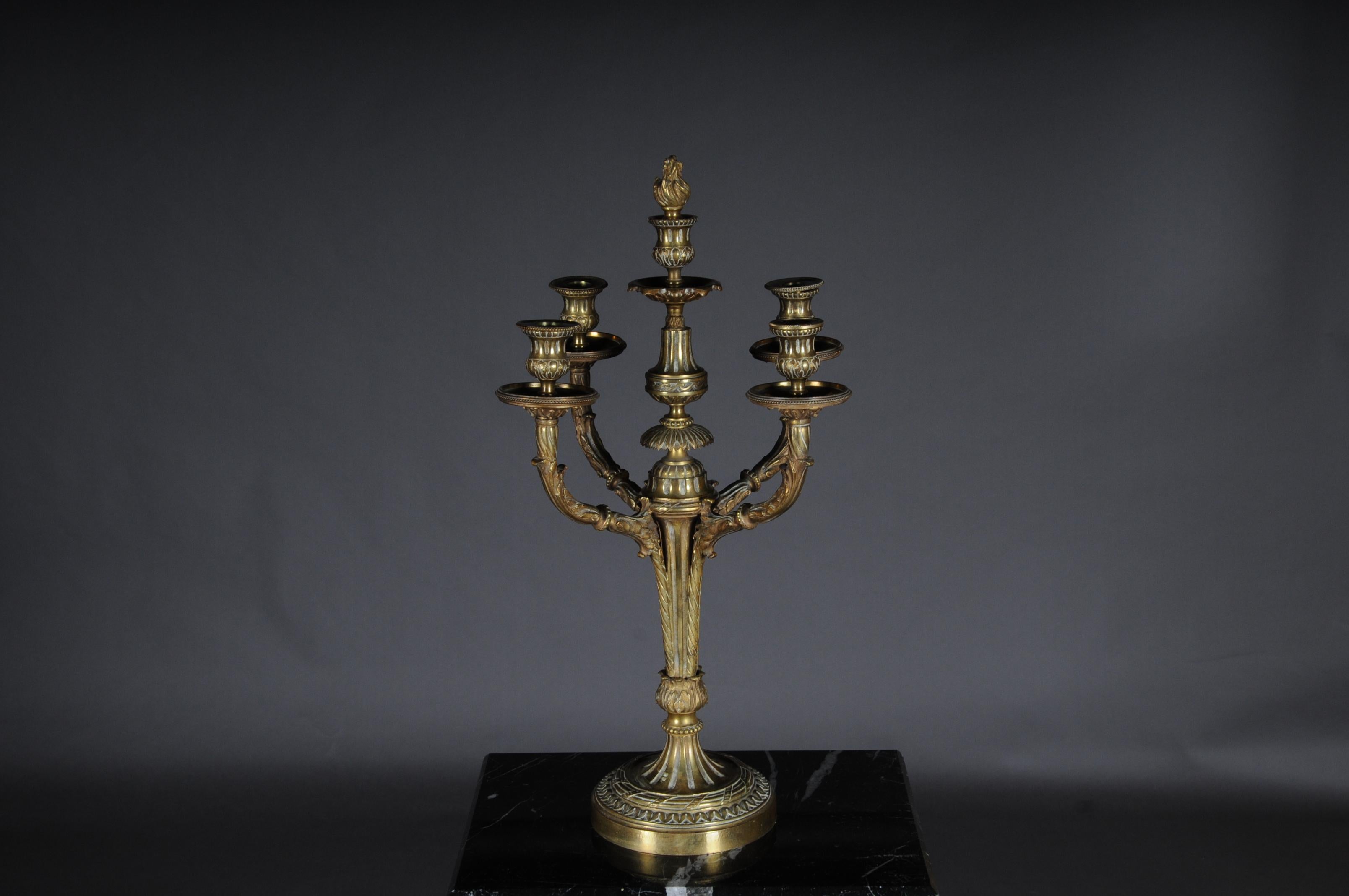 Antique French bronze candelabra or candelabra Louis Seize XVI

Massive bronze candlestick 19th century in Louis XVI.
Four flames but also usable as five flame candlesticks. Extremely weighty and quality handmade.