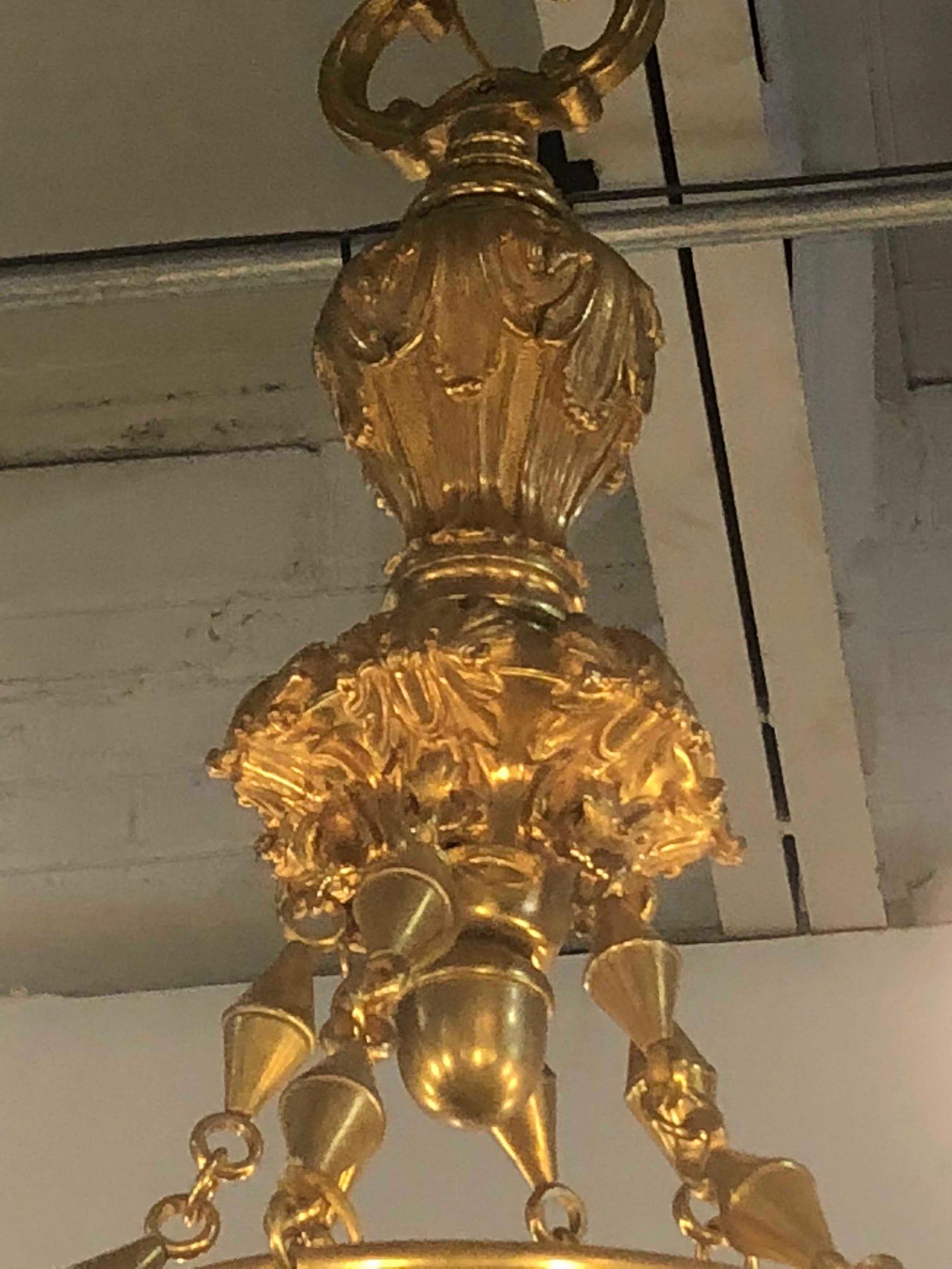 Here we have a beautifully crafted, antique, bronze, chandelier featuring acanthus leaves, from France in the early 20th century.

Origin France

circa 1920.