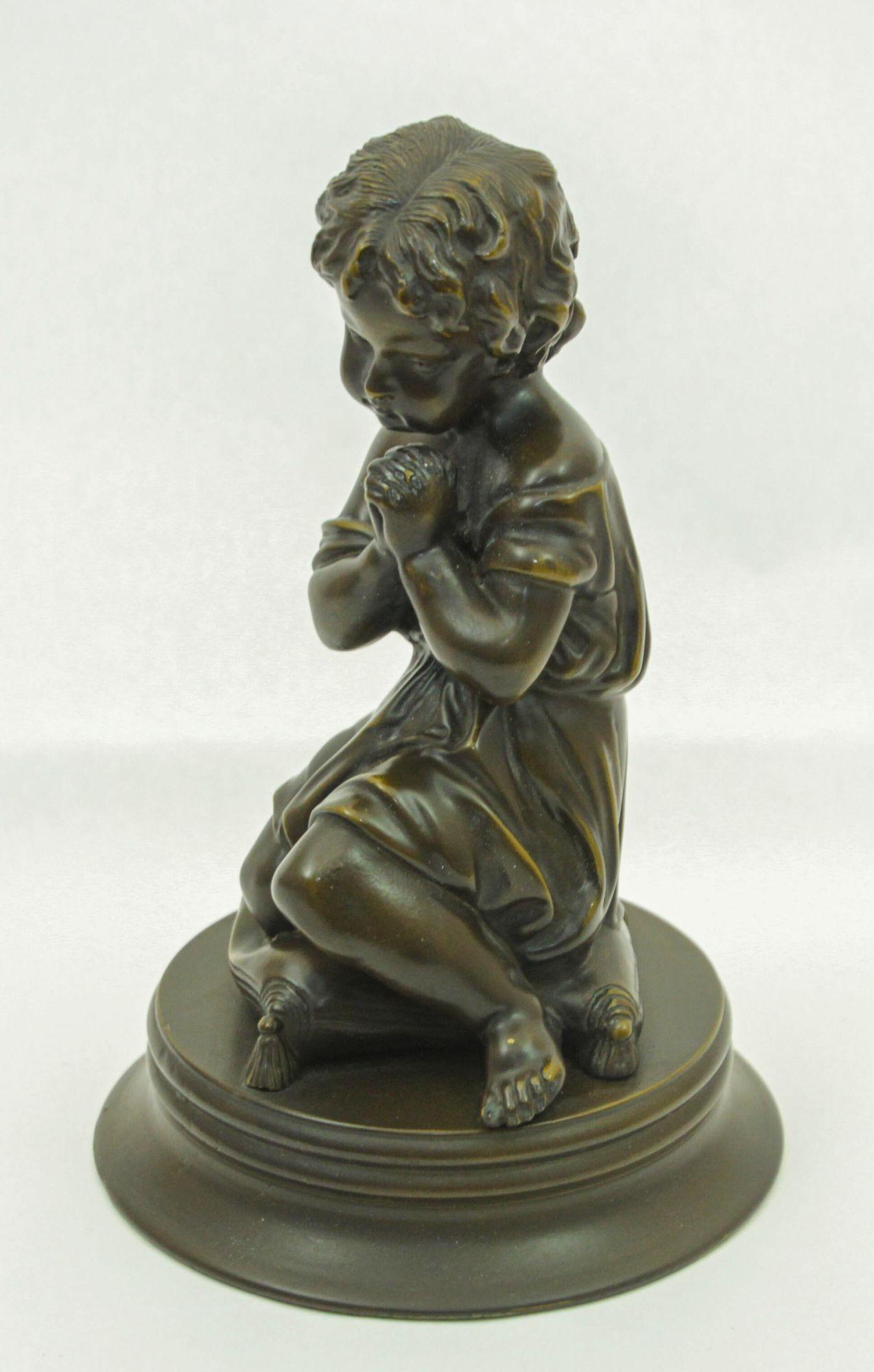 Sculpture ancienne en bronze coulé représentant un enfant priant à genoux sur un oreiller.
Dans le style d'Emile Pinedo (Fr., 1840-1916).
Petite sculpture ancienne en bronze représentant une jeune fille en prière.
Chérubin en bronze doré priant sur