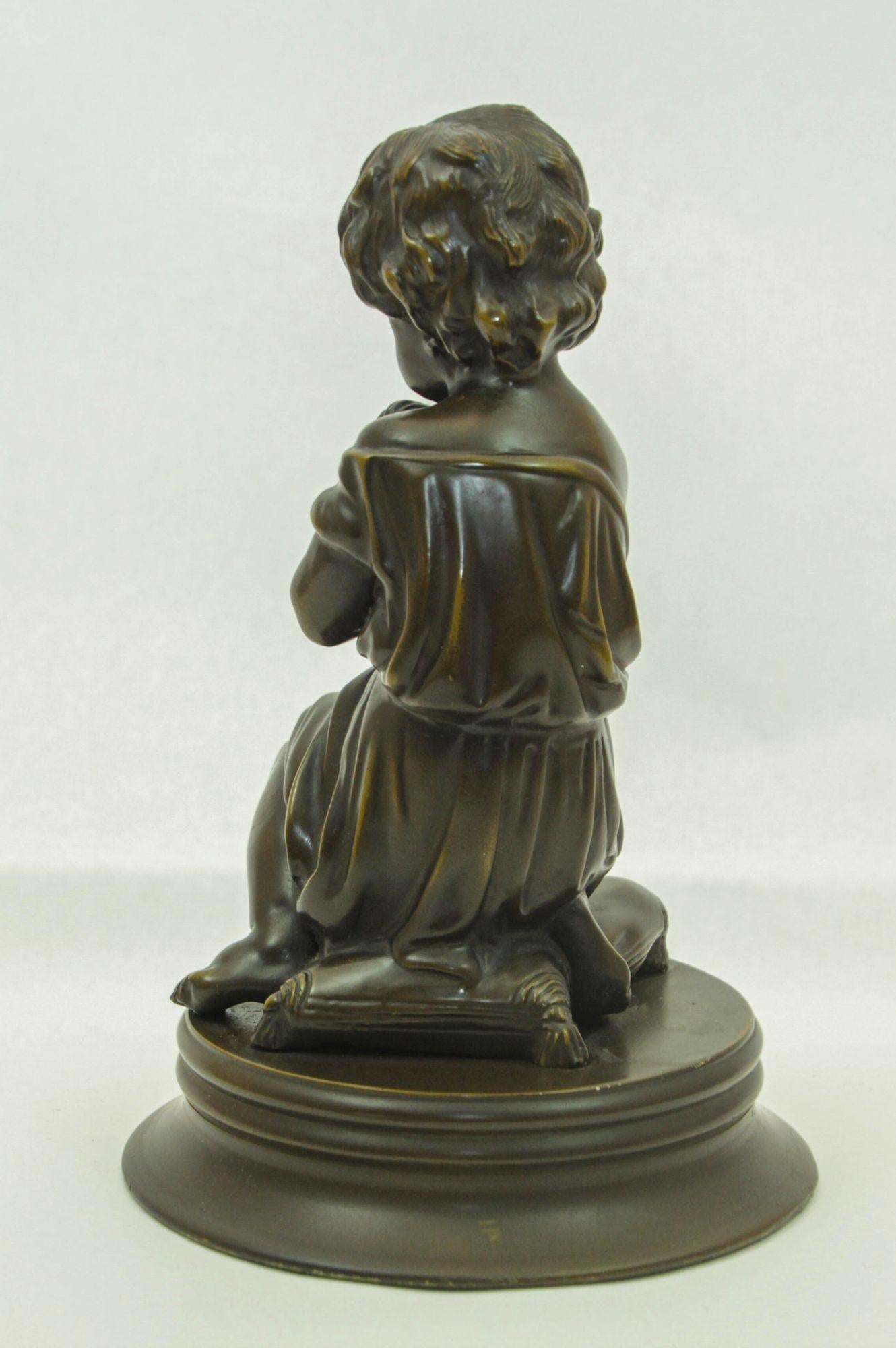 Baroque Ancienne sculpture française en bronze représentant un chérubin priant un enfant, circa 1920 en vente