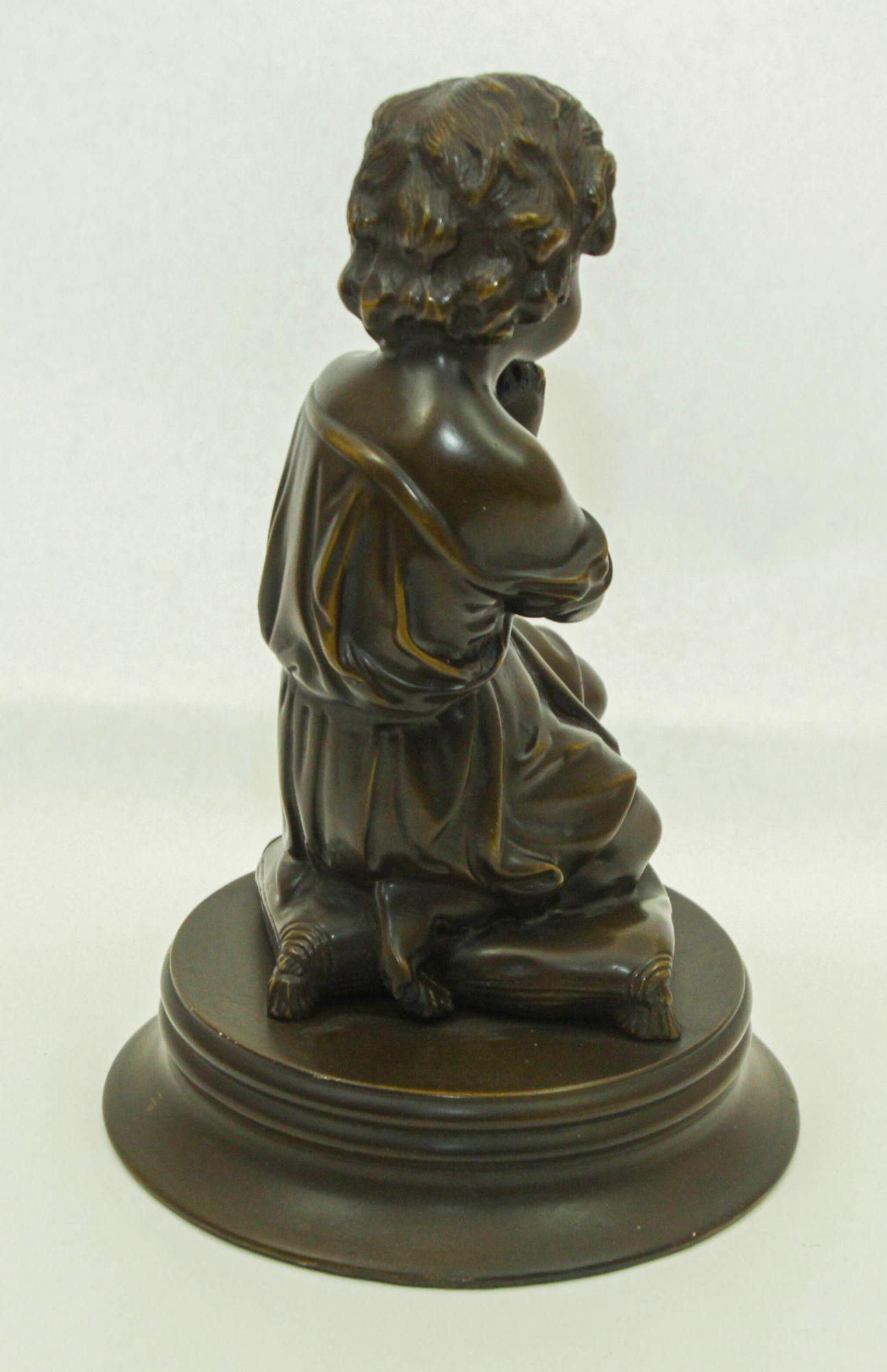 Français Ancienne sculpture française en bronze représentant un chérubin priant un enfant, circa 1920 en vente