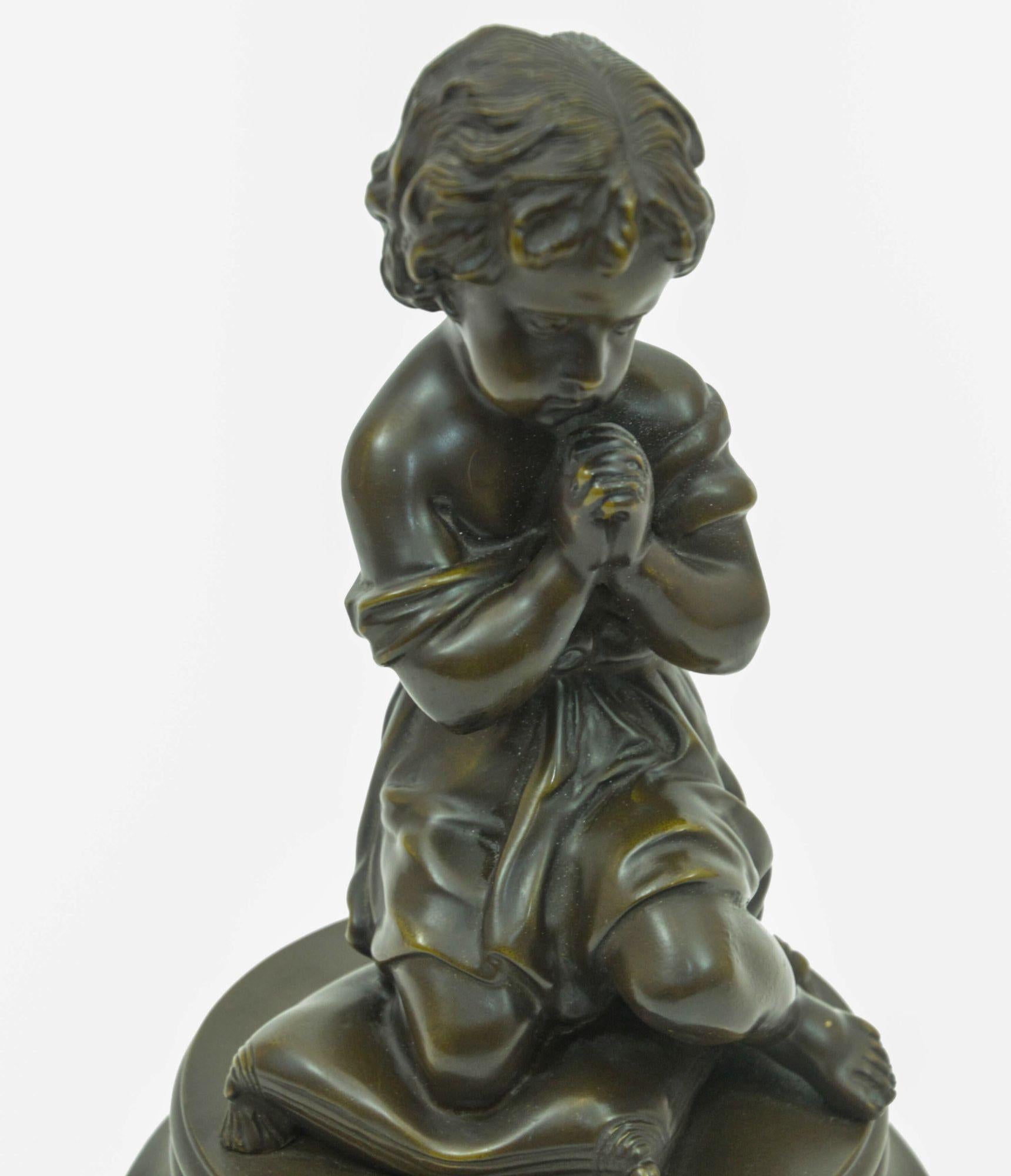 Ancienne sculpture française en bronze représentant un chérubin priant un enfant, circa 1920 Bon état - En vente à North Hollywood, CA