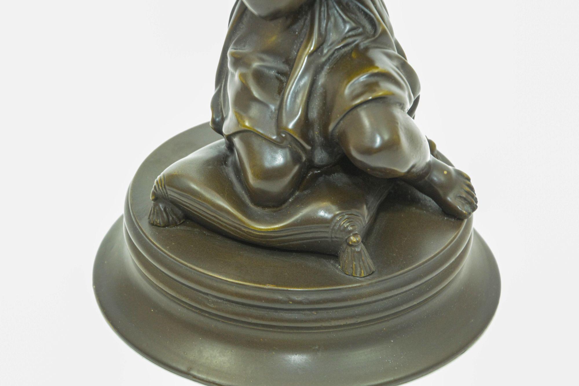 20ième siècle Ancienne sculpture française en bronze représentant un chérubin priant un enfant, circa 1920 en vente