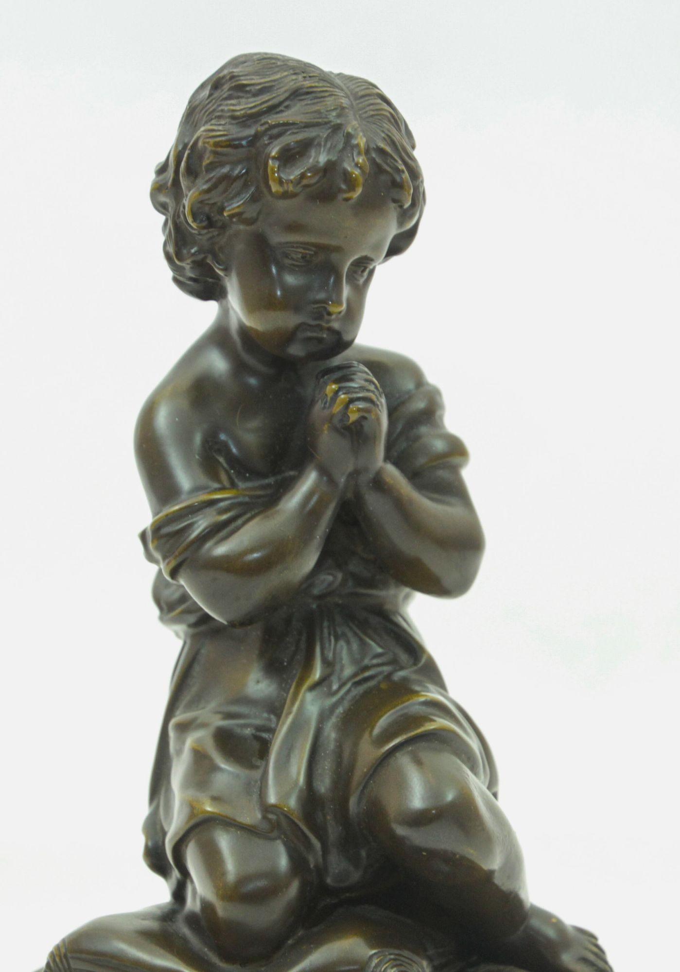 Bronze Ancienne sculpture française en bronze représentant un chérubin priant un enfant, circa 1920 en vente