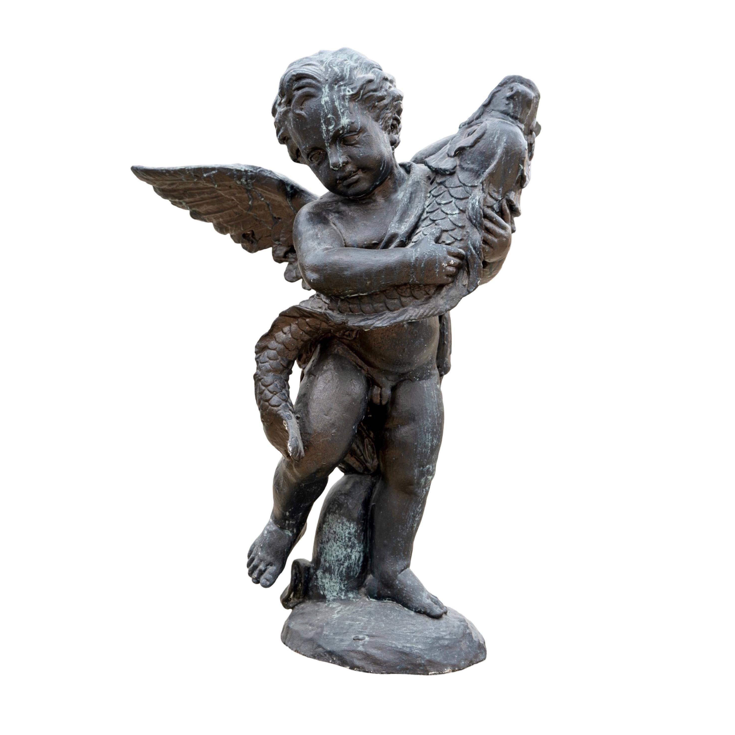 Cette sculpture française du XVIIIe siècle représente un chérubin tenant une créature unique ressemblant à un poisson, le tout en bronze. Récupérée en France, cette pièce ajoute du caractère à tout espace de jardin extérieur. Un travail d'expert,