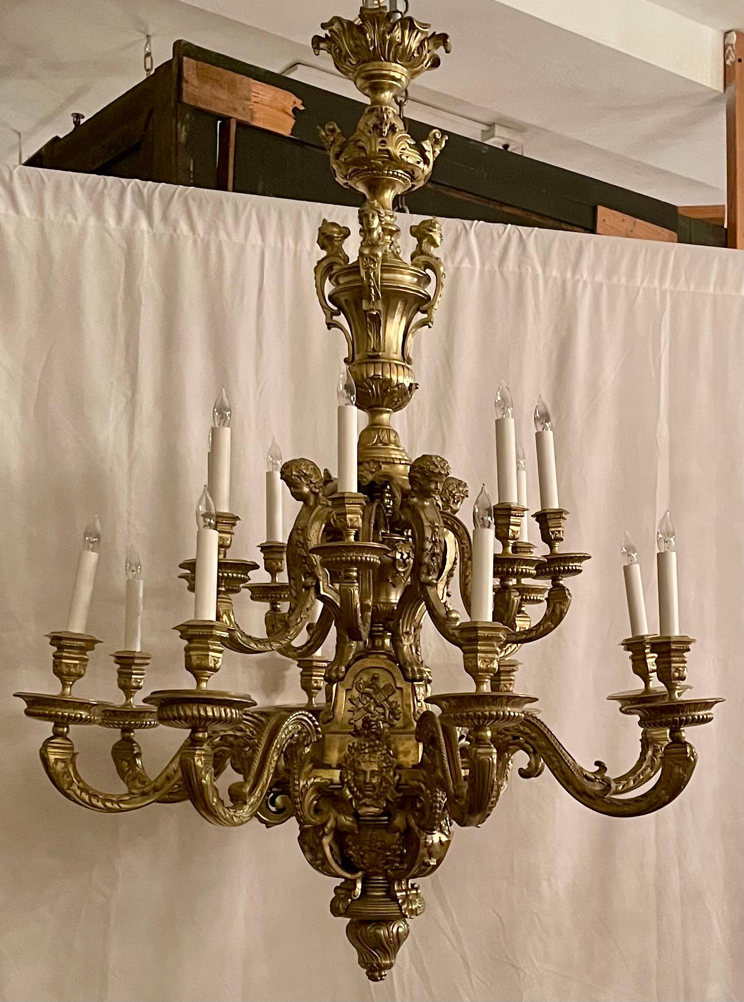 Lustre Mazarin en bronze ancien D'Oré à 16 lumières, Circa 1900.
Ce lustre a été fabriqué dans les années 1860 à l'aide de bougies, puis il a été électrifié au début des années 1900.

