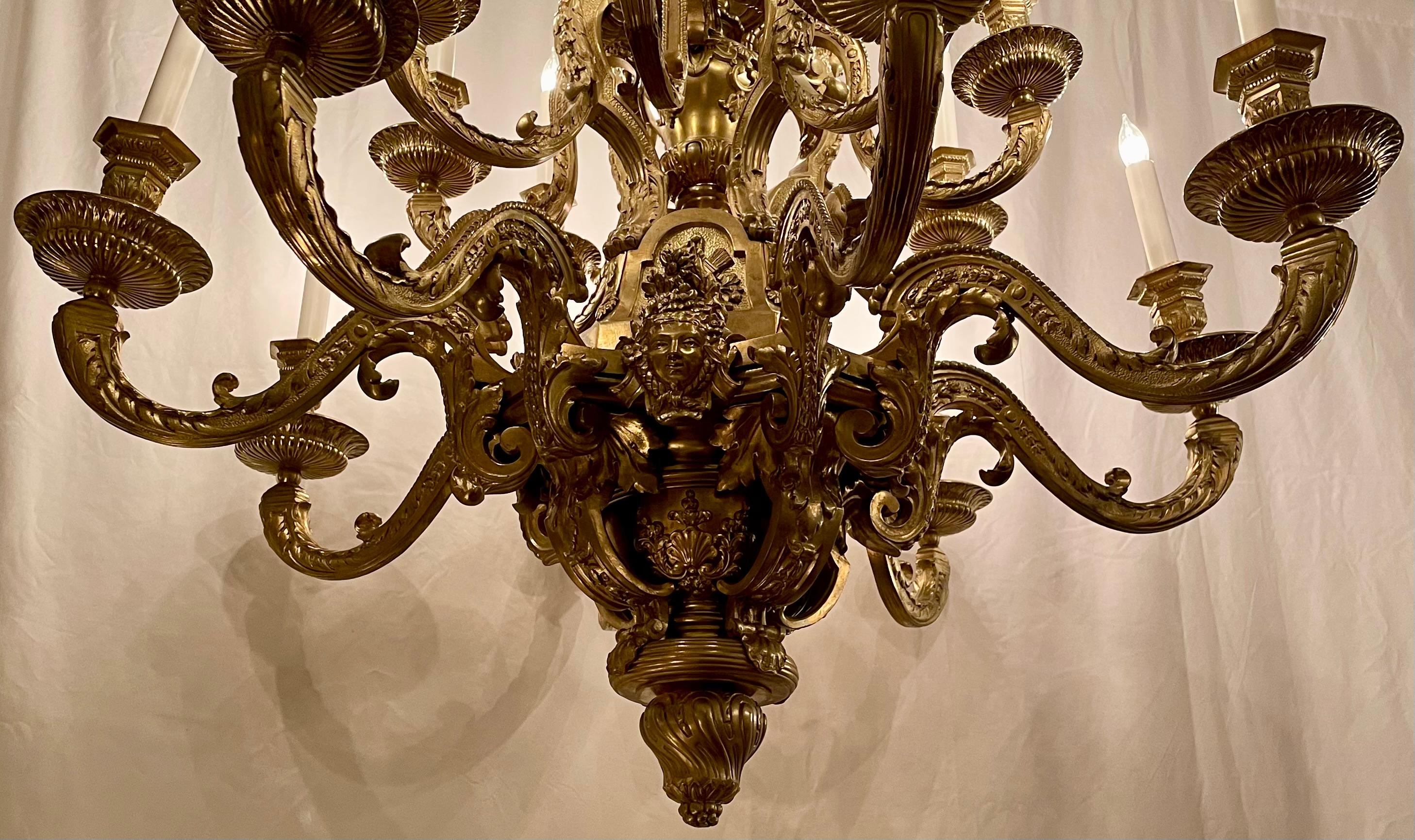 Français Lustre D'Oré à 16 lumières en bronze ancien, Circa 1900. en vente
