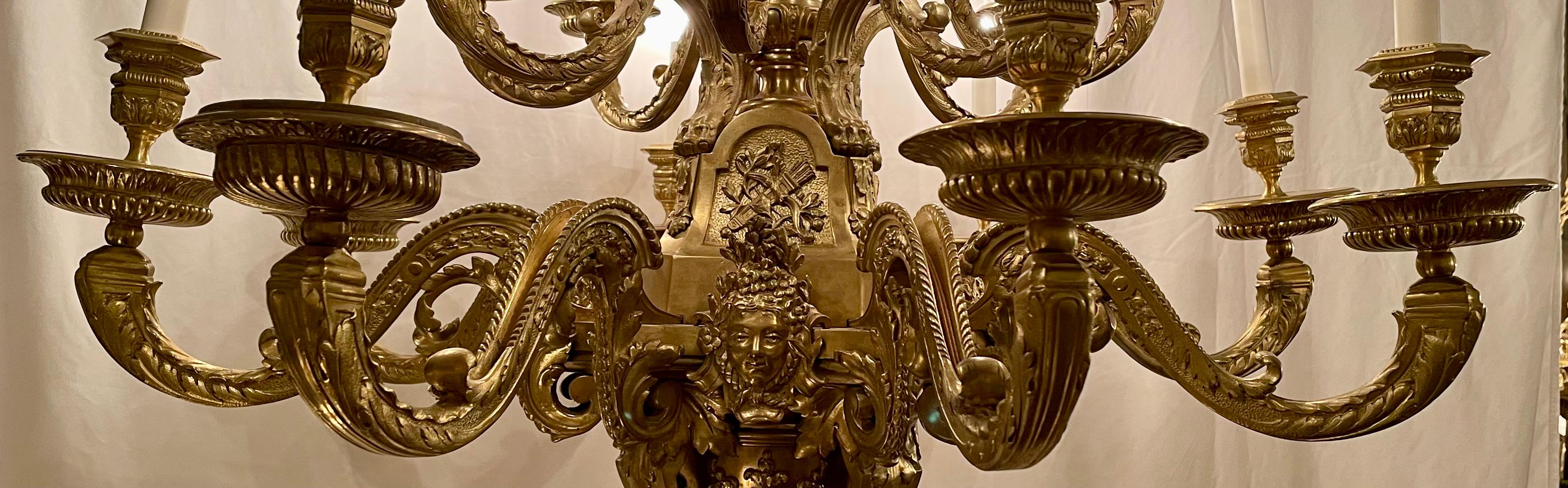 20ième siècle Lustre D'Oré à 16 lumières en bronze ancien, Circa 1900. en vente