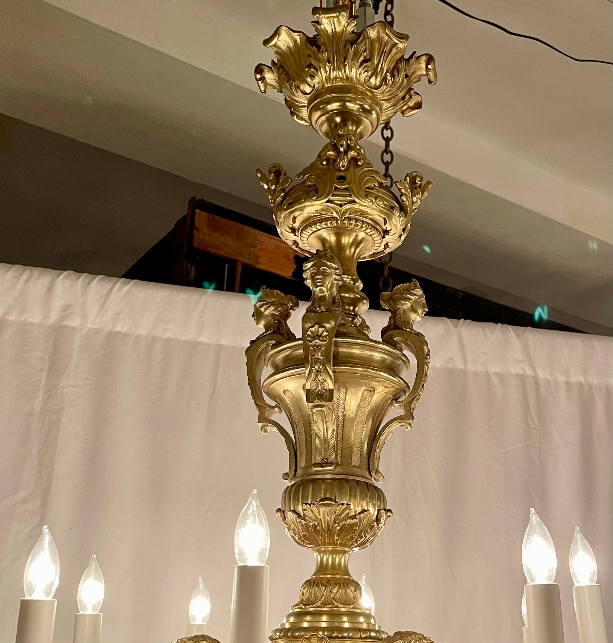 Lustre D'Oré à 16 lumières en bronze ancien, Circa 1900. en vente 1