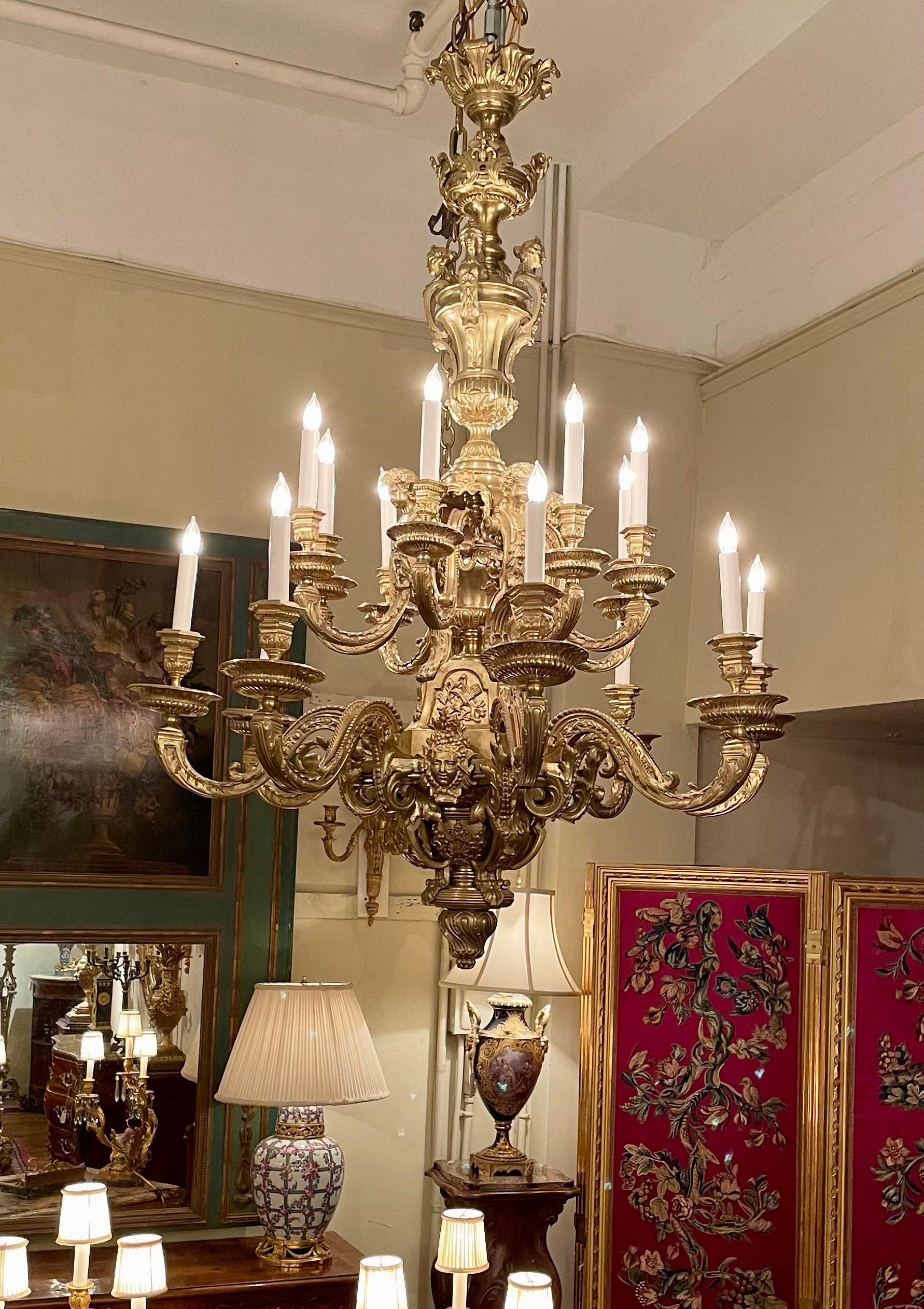 Lustre D'Oré à 16 lumières en bronze ancien, Circa 1900. en vente 2