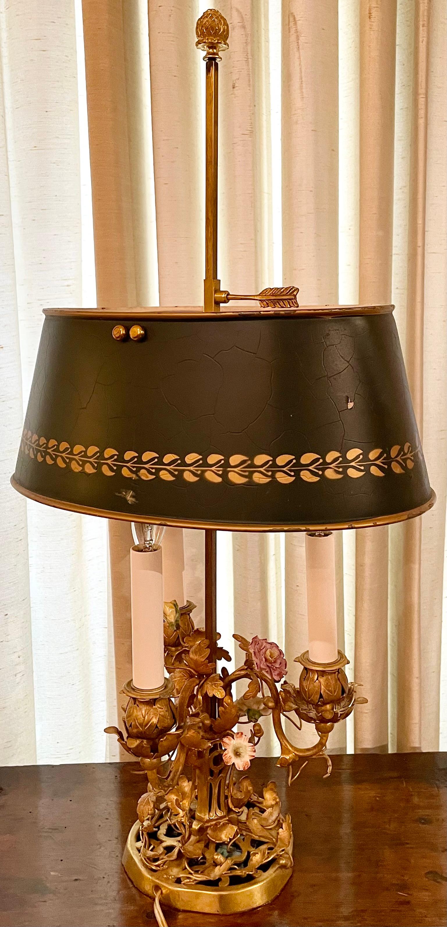 Antique Lampe Bouillotte D'Oré en bronze avec fleurs de Dresde, Circa 1890. en vente 4