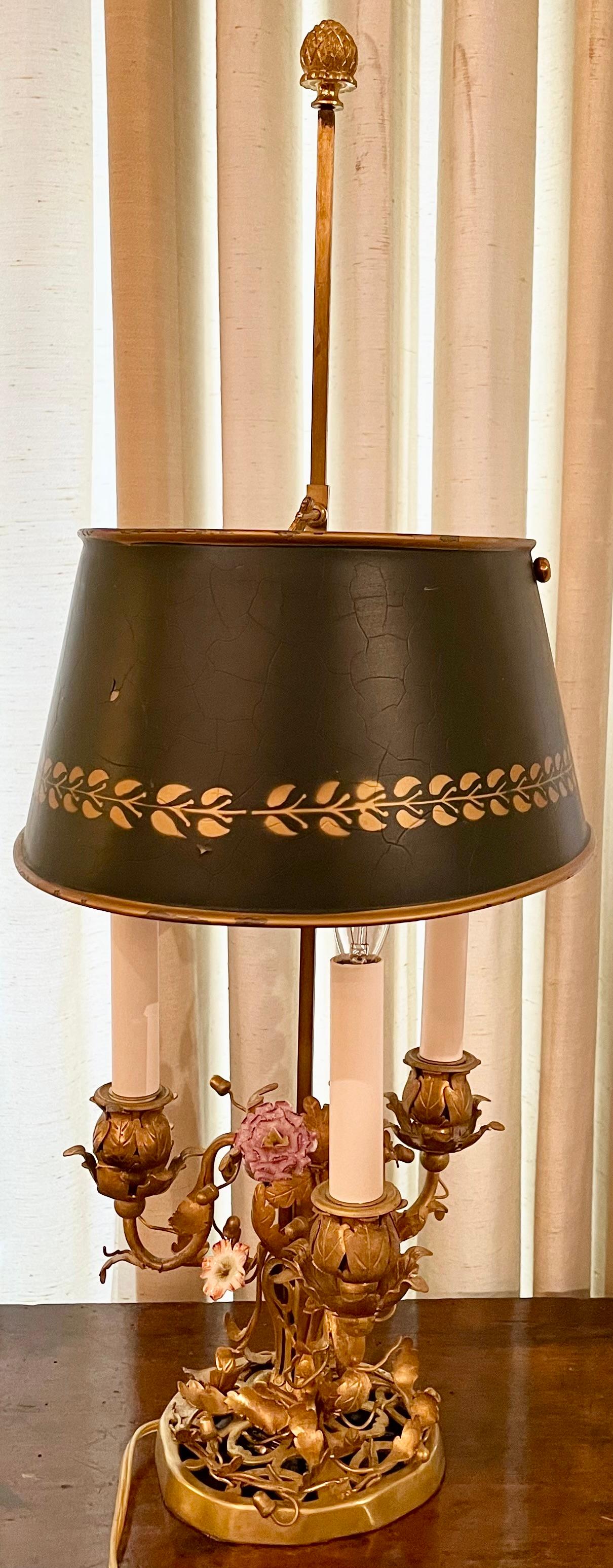 Antique Lampe Bouillotte D'Oré en bronze avec fleurs de Dresde, Circa 1890. en vente 5