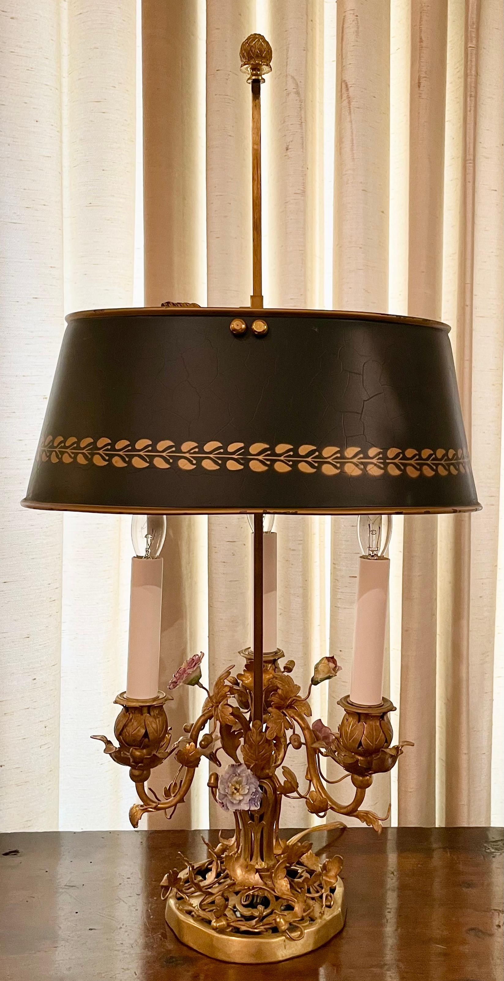 Lampe Bouillotte D'Oré en bronze avec fleurs en porcelaine de Dresde, Circa 1890.