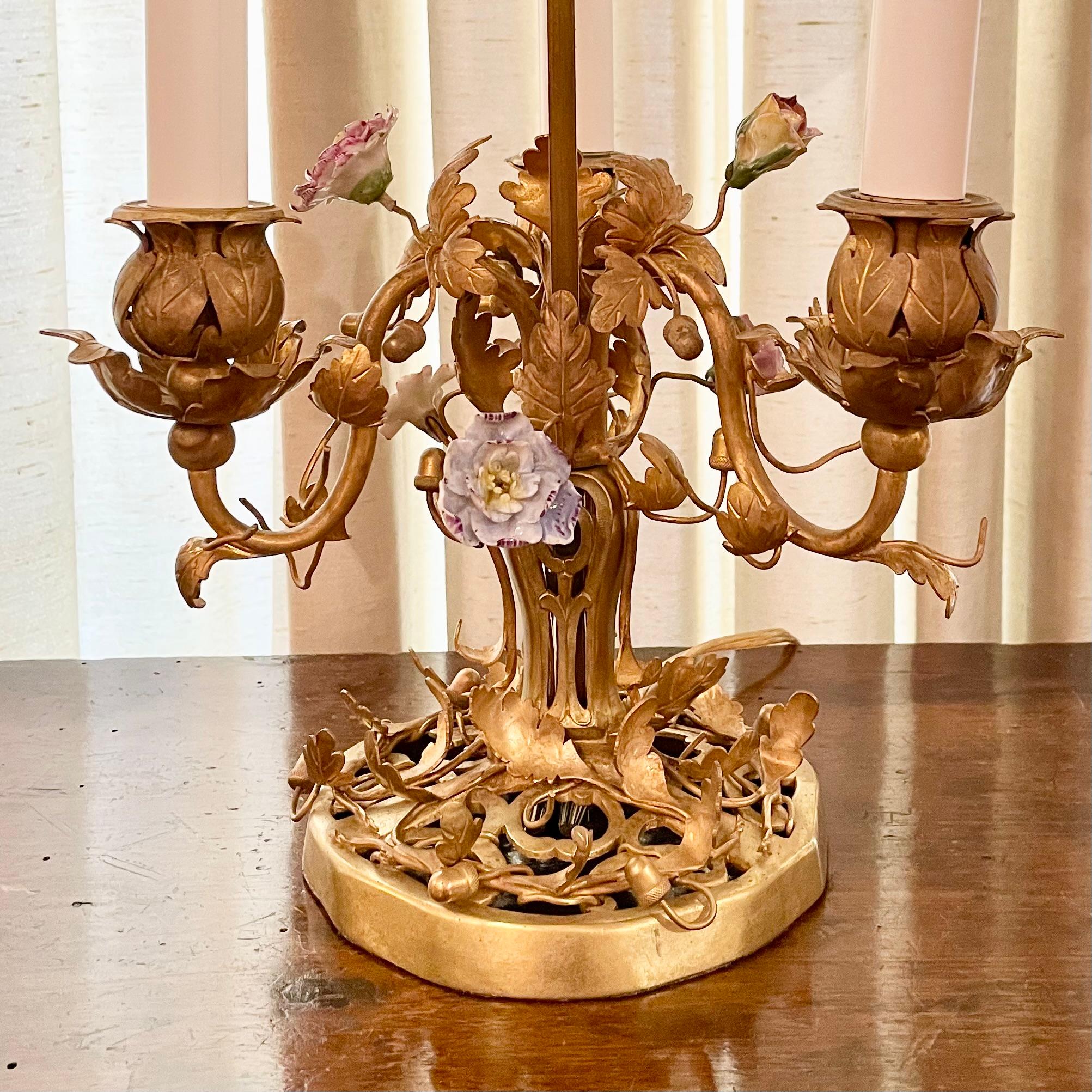 Français Antique Lampe Bouillotte D'Oré en bronze avec fleurs de Dresde, Circa 1890. en vente