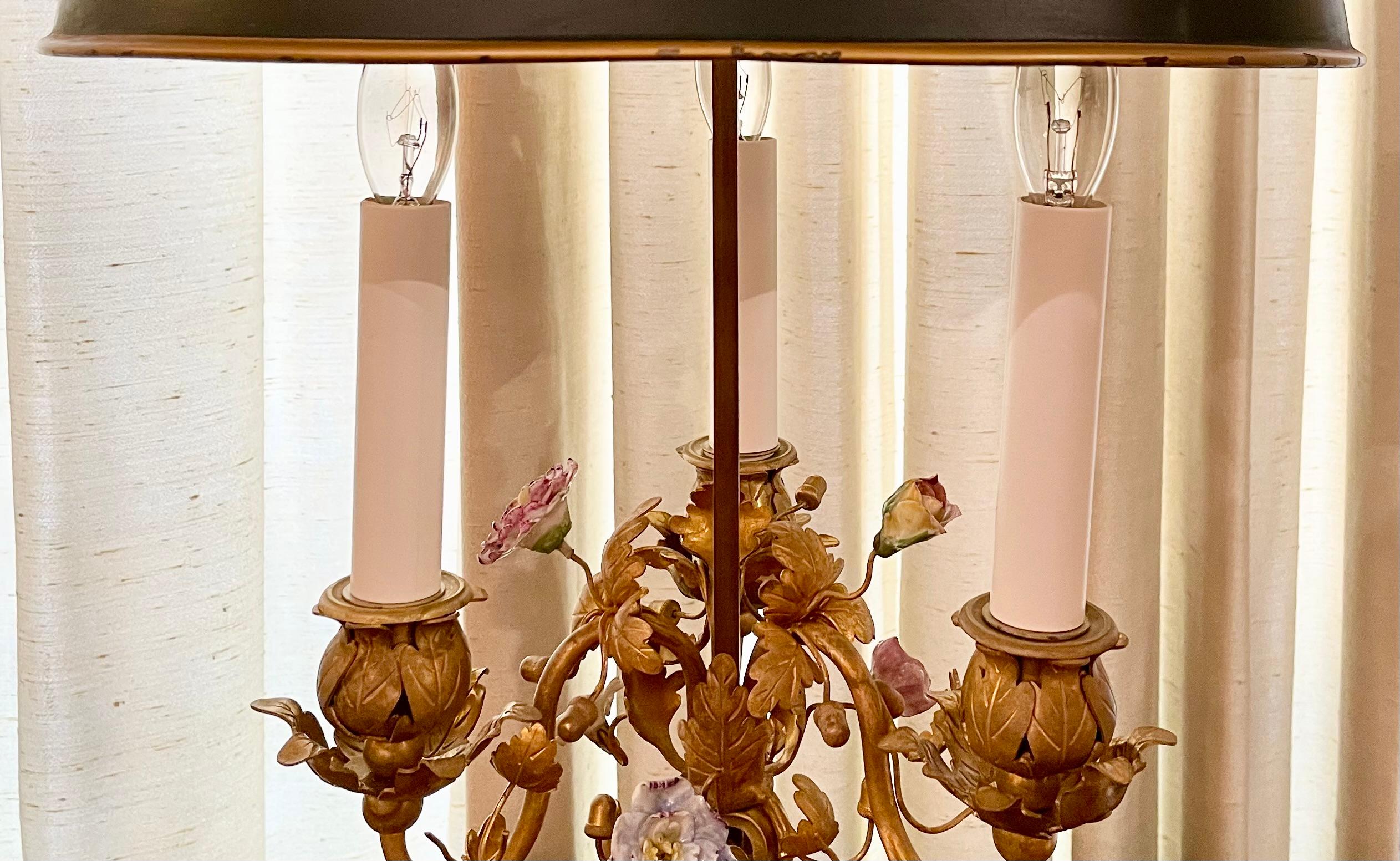 Antique Lampe Bouillotte D'Oré en bronze avec fleurs de Dresde, Circa 1890. Bon état - En vente à New Orleans, LA