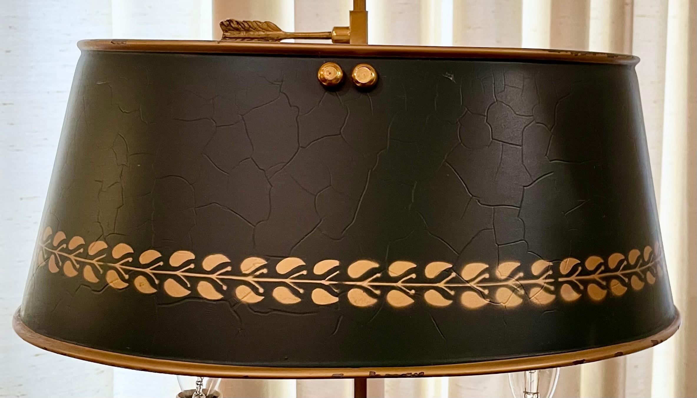 XIXe siècle Antique Lampe Bouillotte D'Oré en bronze avec fleurs de Dresde, Circa 1890. en vente