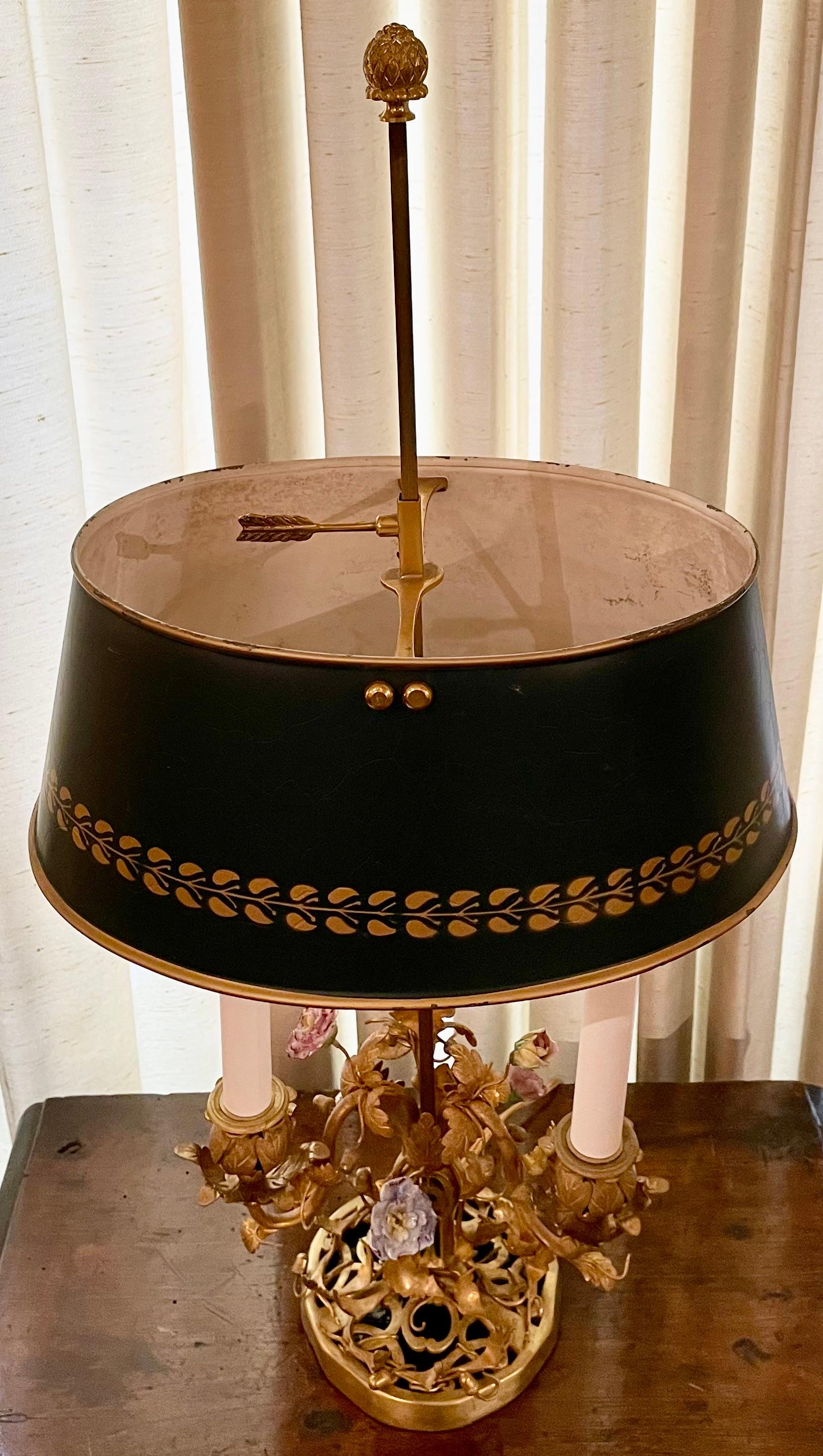 Antique Lampe Bouillotte D'Oré en bronze avec fleurs de Dresde, Circa 1890. en vente 1