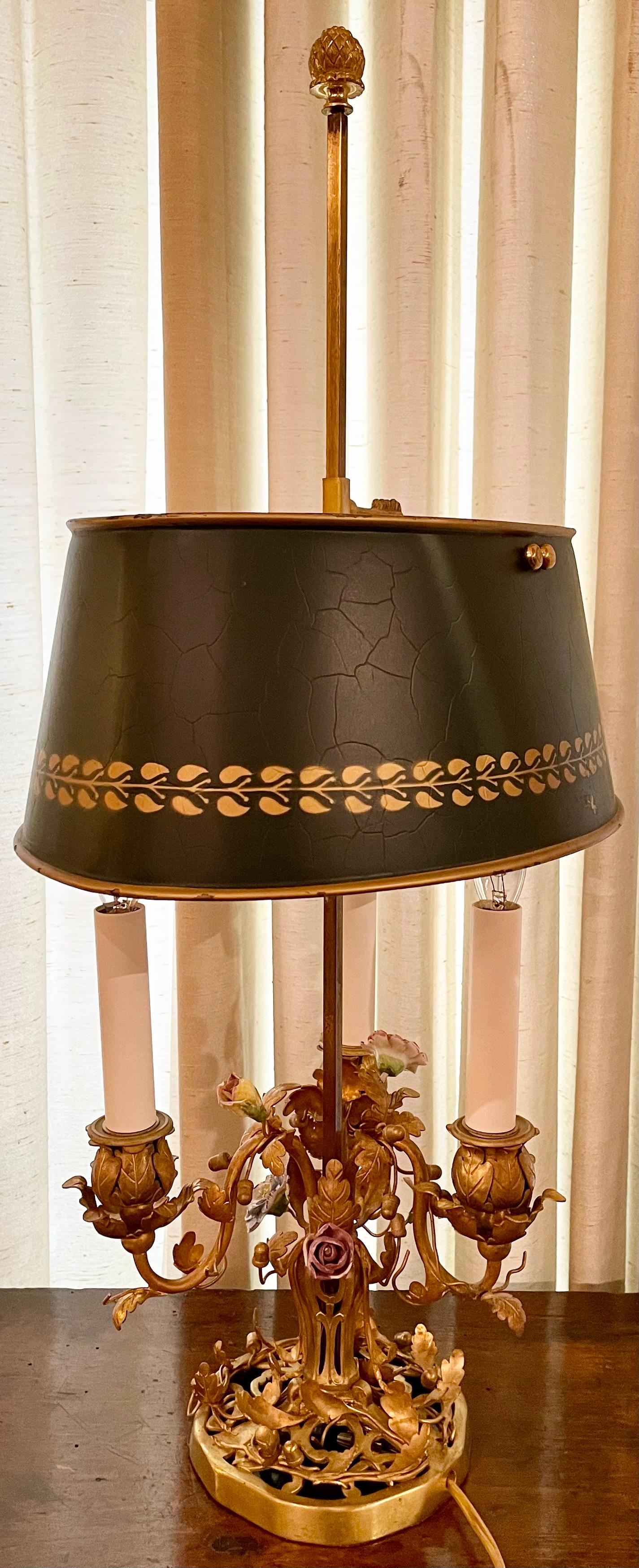 Antique Lampe Bouillotte D'Oré en bronze avec fleurs de Dresde, Circa 1890. en vente 3