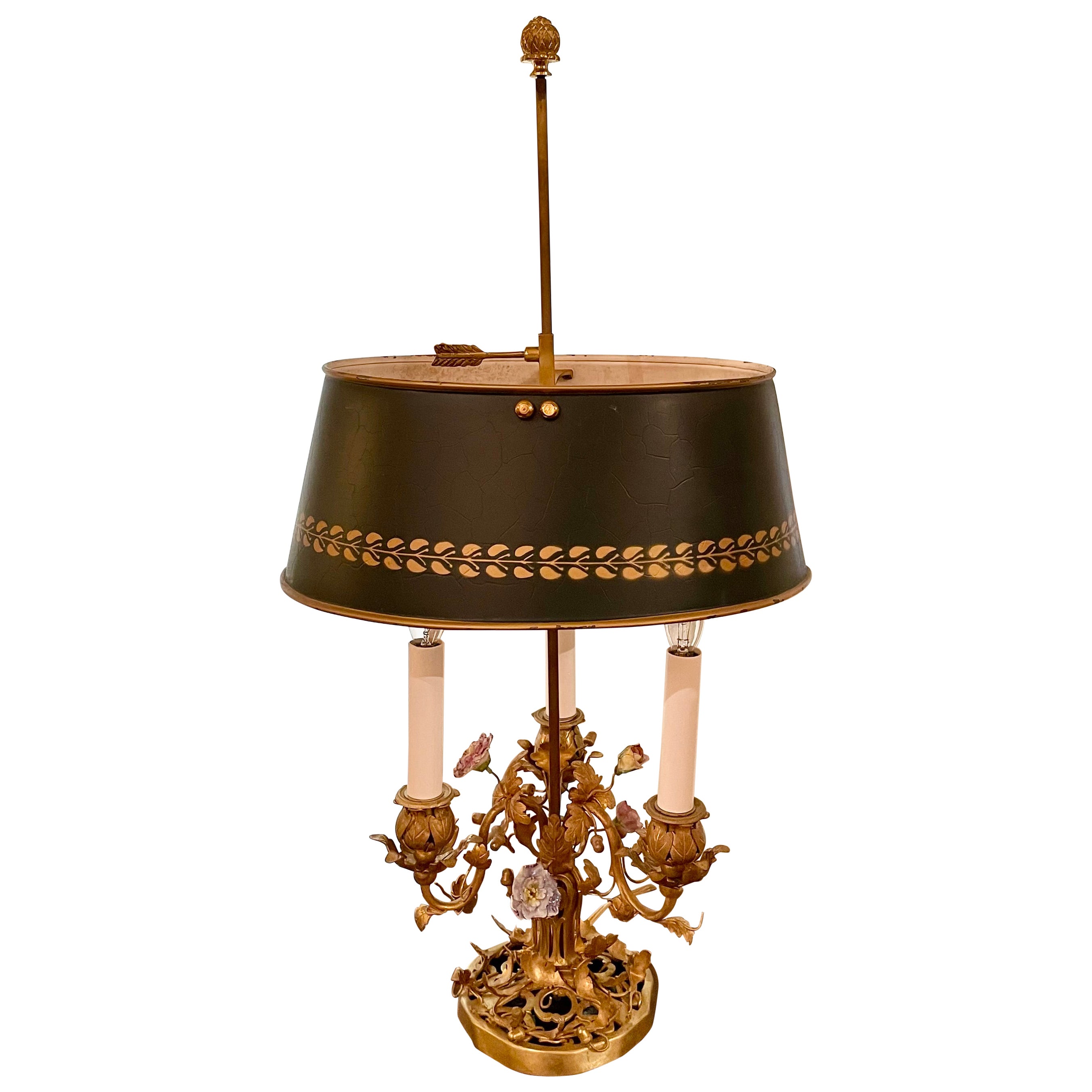Antique Lampe Bouillotte D
Oré en bronze avec fleurs de Dresde, Circa 1890. en vente