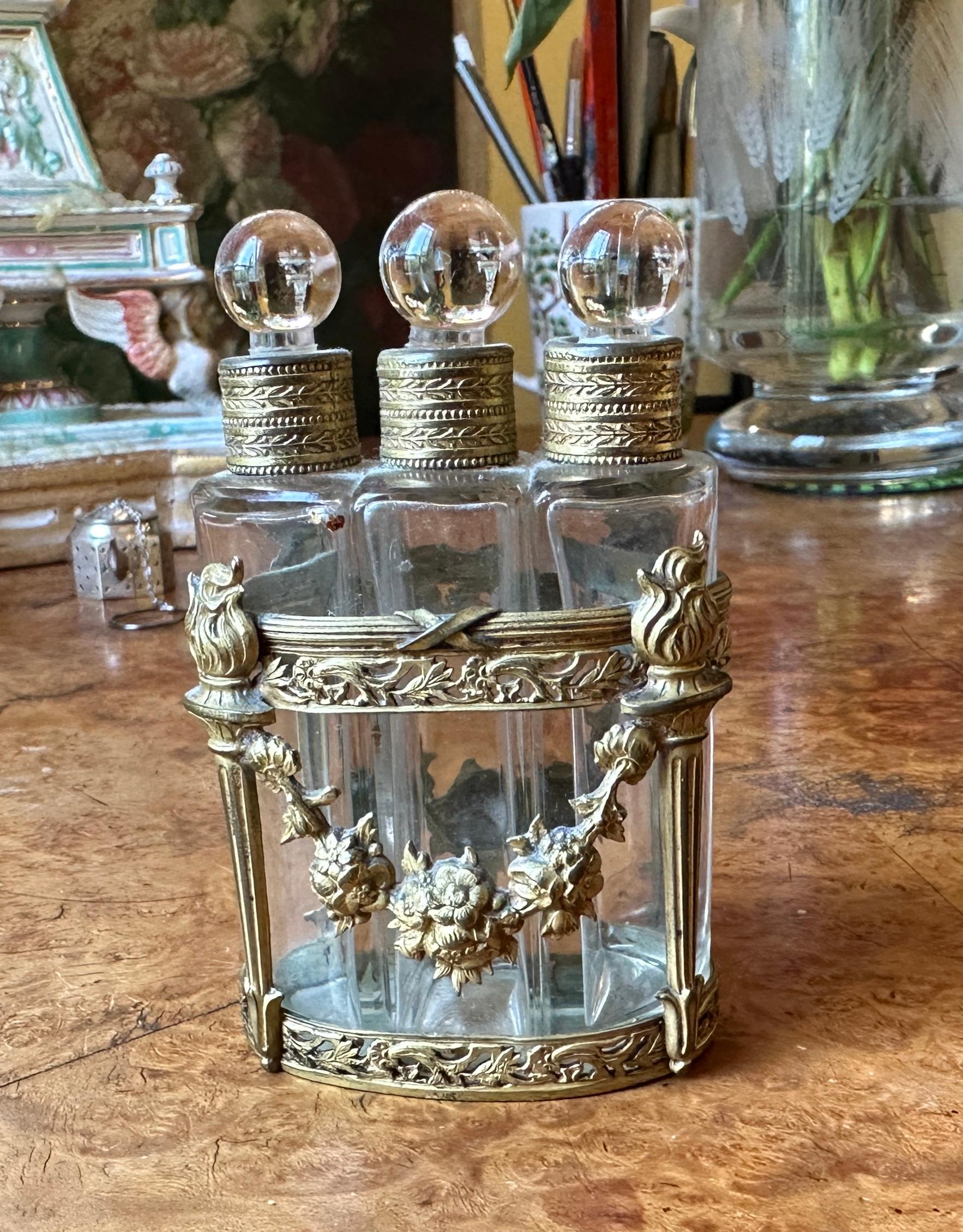 Belle Époque Coffret à flacons de parfum en bronze doré monté en orfèvrerie, d'époque française en vente