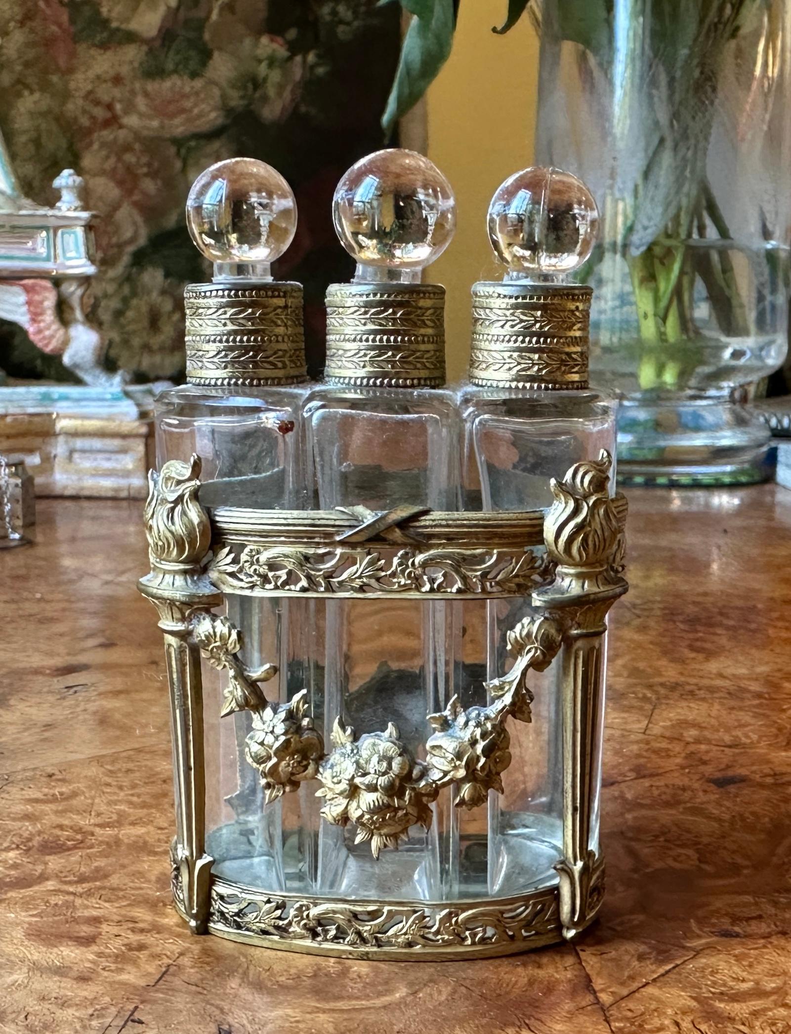 Antike Französisch Bronze Doré montiert Ormolu Parfümflasche Caddy Set im Zustand „Hervorragend“ im Angebot in New York, NY