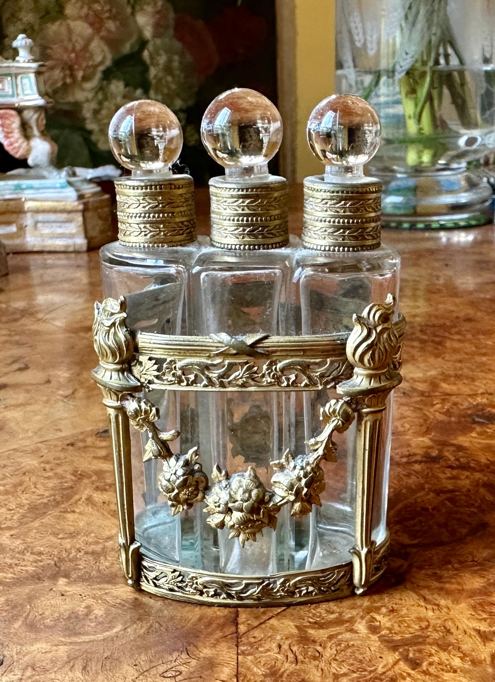 Coffret à flacons de parfum en bronze doré monté en orfèvrerie, d'époque française Pour femmes en vente