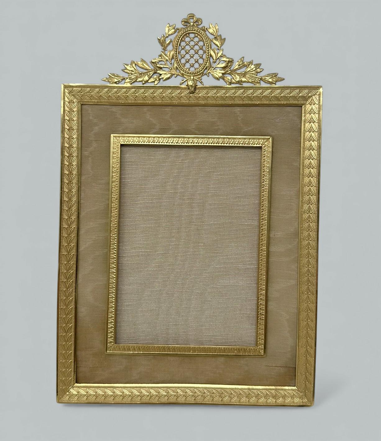 Eine atemberaubende Französisch schwere Spurweite Ormolu Stehend oder Wand hängen Fotorahmen von mittleren Proportionen und hervorragende Qualität, Mitte bis Ende des neunzehnten Jahrhunderts. 

Die rechteckigen Umriss Ormolu Rahmen umschließt eine