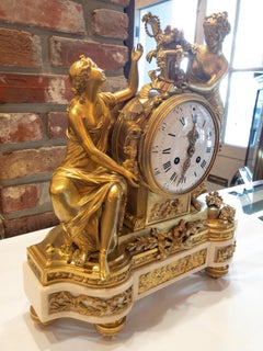 Antike französische Bronze-Kaminuhr aus weißem Carrara-Marmor:: frühe 1800er Jahre