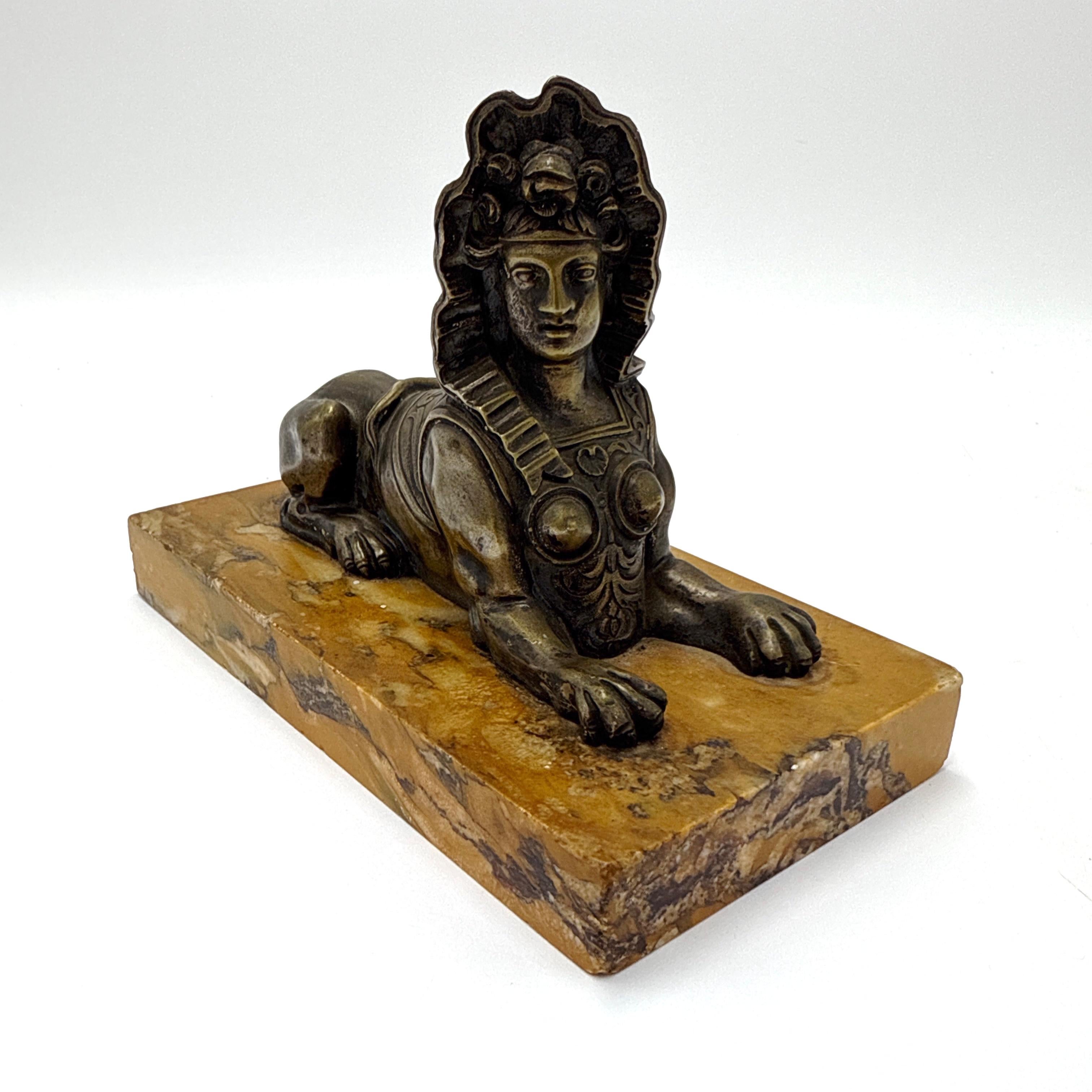 Français Antique French Bronze Egyptian Revival Sphinx on Marble Base en vente