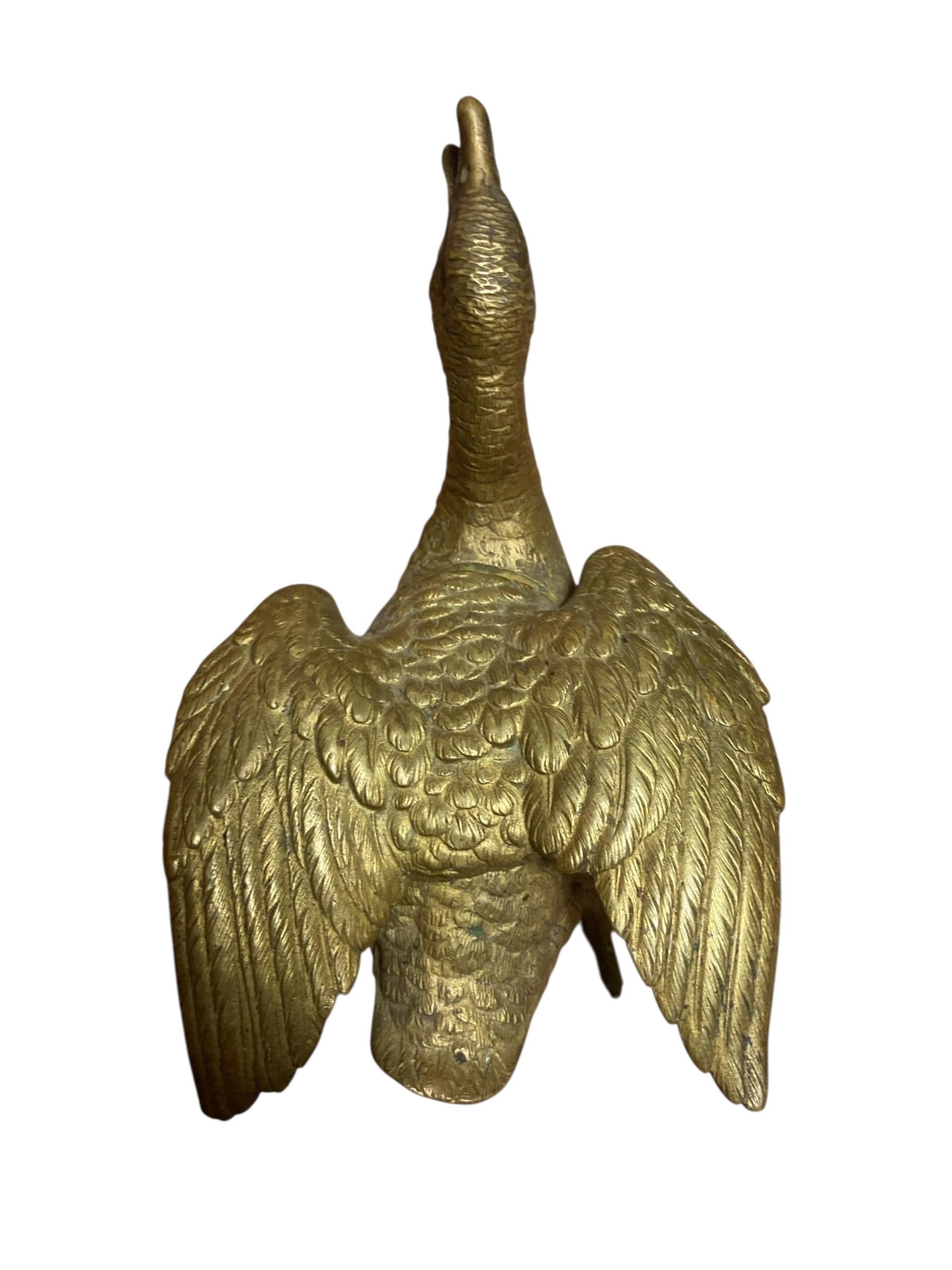 Raro tintero de ganso de bronce Antique French. Muy buen estado, Circa 1880. Un mueble de escritorio funcional y con todo lujo de detalles, perfecto para cualquier escritorio. El cálido acabado en bronce añade un toque de sofisticación, mientras que