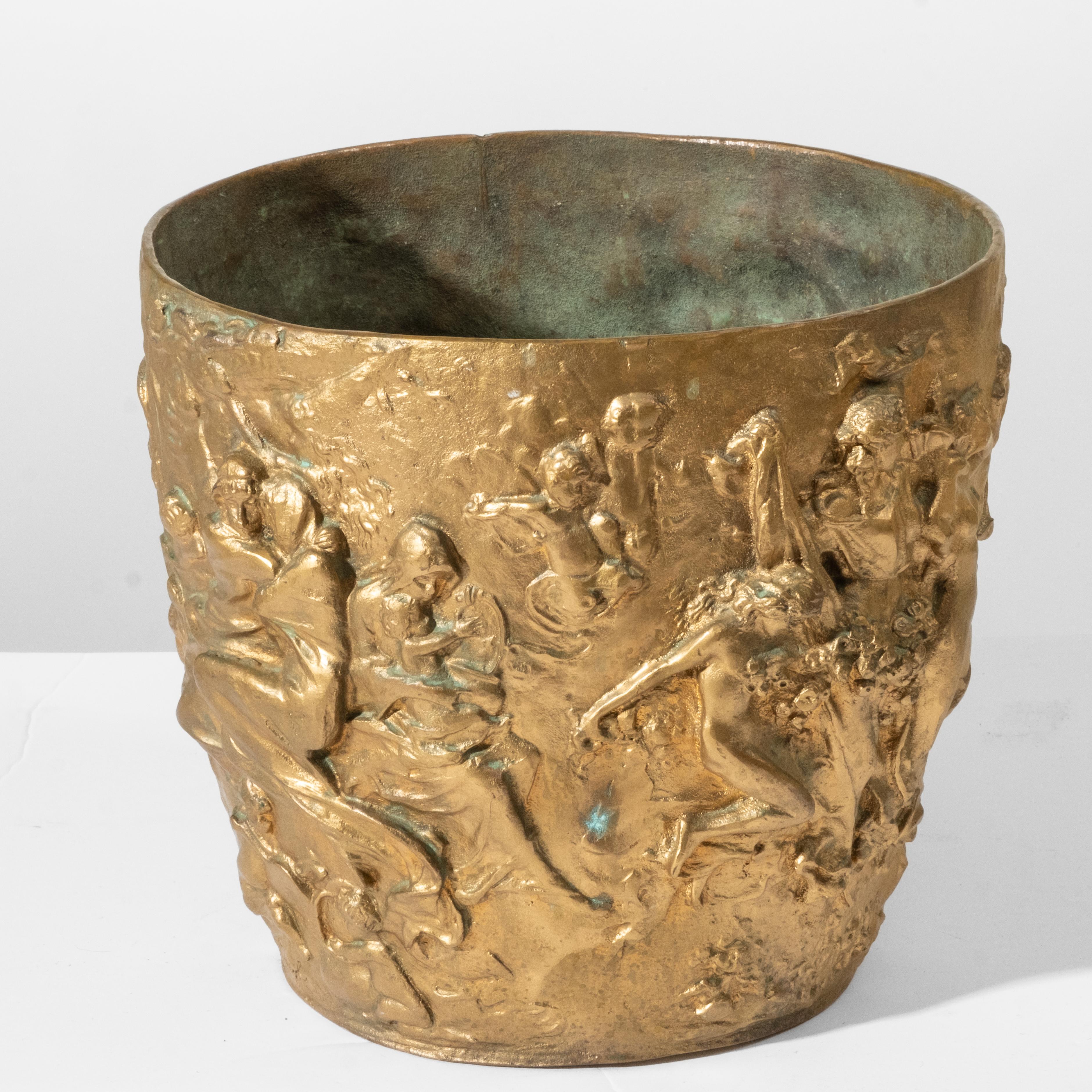 Antiker Bronze-Pflanztopf mit Bacchanal-Szene