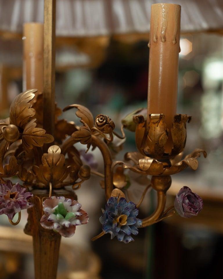 Français Lampe française ancienne avec fleurs en porcelaine et abat-jour en soie personnalisé en vente