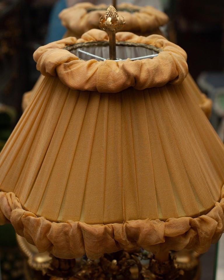 Lampe française ancienne avec fleurs en porcelaine et abat-jour en soie personnalisé Bon état - En vente à Toronto, ON