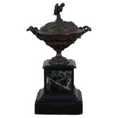 Antique French Marble Hunt Mantel Garniture Cassolette Trophy Urn 11" (Mármol francés antiguo)