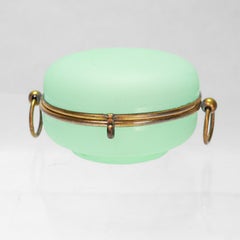 Ancienne boîte de commode ronde française en verre opalin vert montée sur bronze