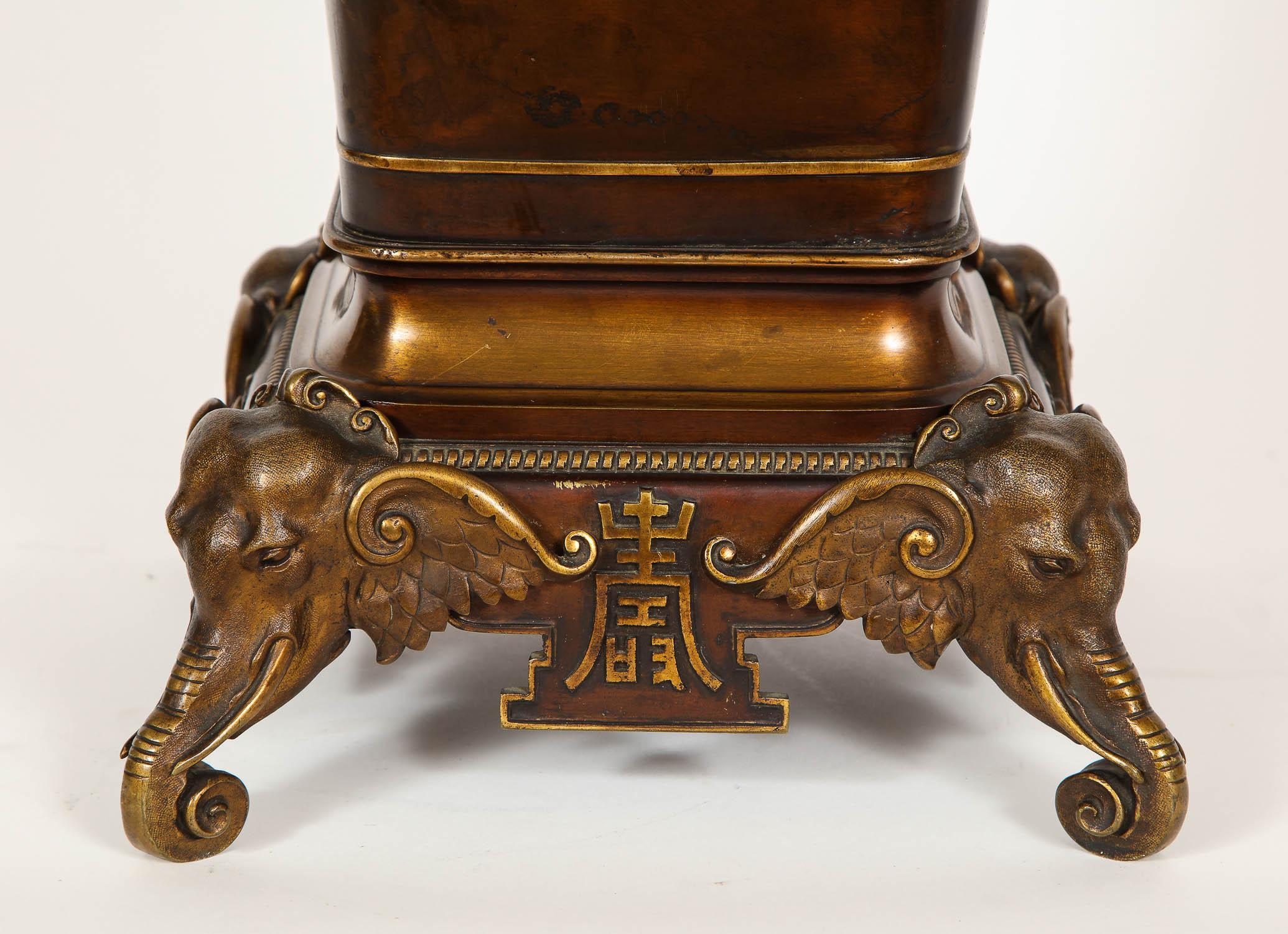 Diese einzigartige Vase im orientalischen Stil aus französischer Bronze von Edouard Lievre, die für den chinesischen Markt bestimmt war, wurde in außergewöhnlicher Handarbeit hergestellt und mit goldenen Highlights patiniert. Auf der Vase sind