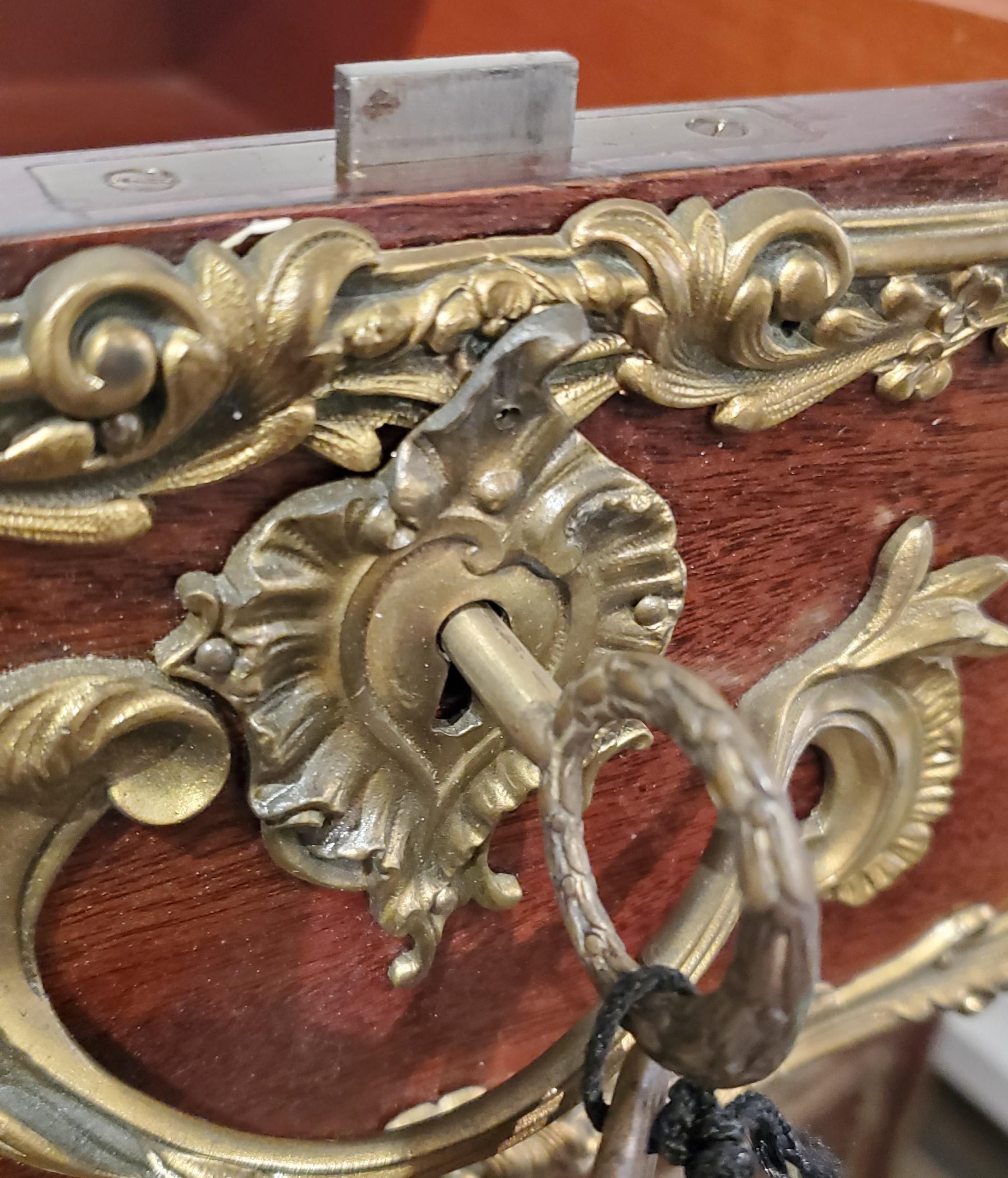 Antike französische Bronze-Goldbronze-Kommode / Kommode im Angebot 2