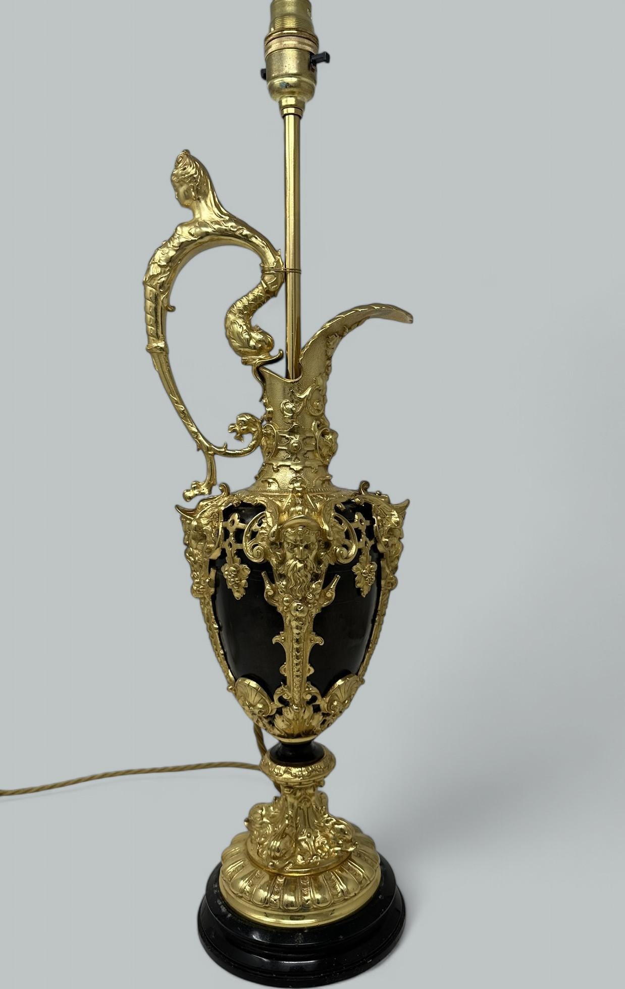 Belle et imposante aiguière de forme ovoïde en bronze et bronze doré de style Renaissance, transformée en lampe de table électrique de grande taille et de qualité exceptionnelle, à la manière de Claude Michel Clodion, troisième quart du dix-neuvième