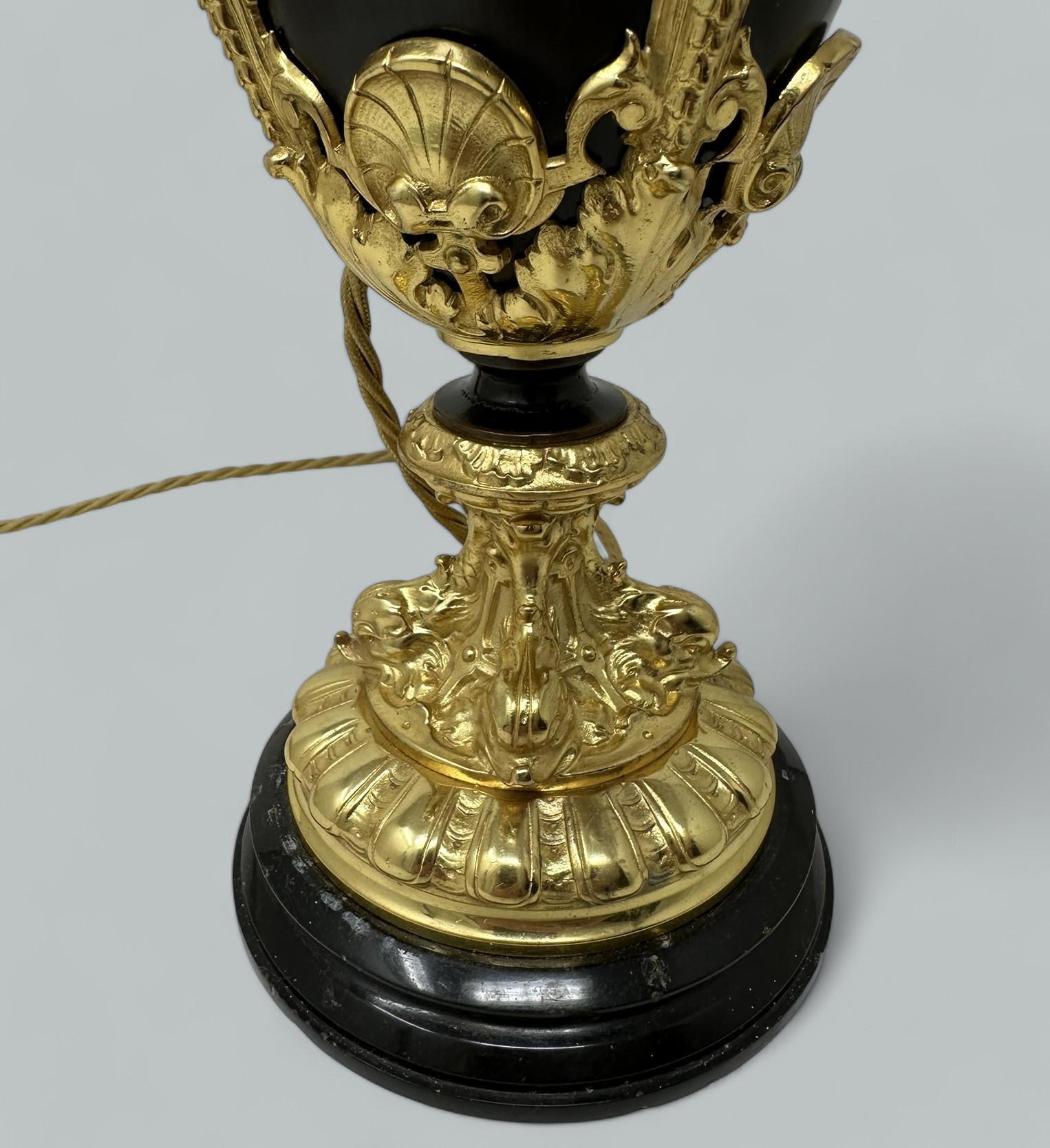 Français Ancienne lampe électrique française vase aiguière en bronze doré Maner Claude Michel Clodion en vente