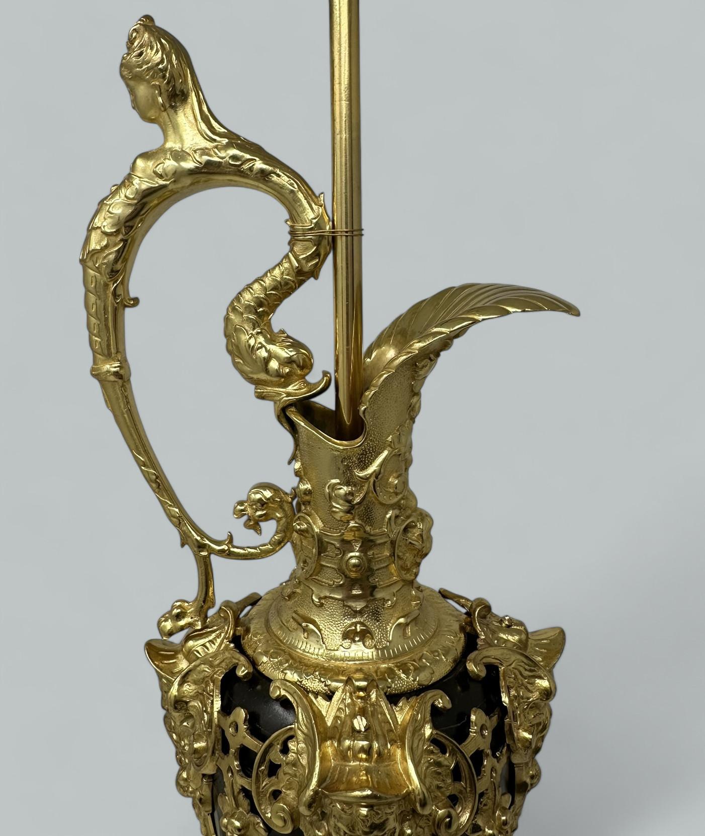 Moulage Ancienne lampe électrique française vase aiguière en bronze doré Maner Claude Michel Clodion en vente