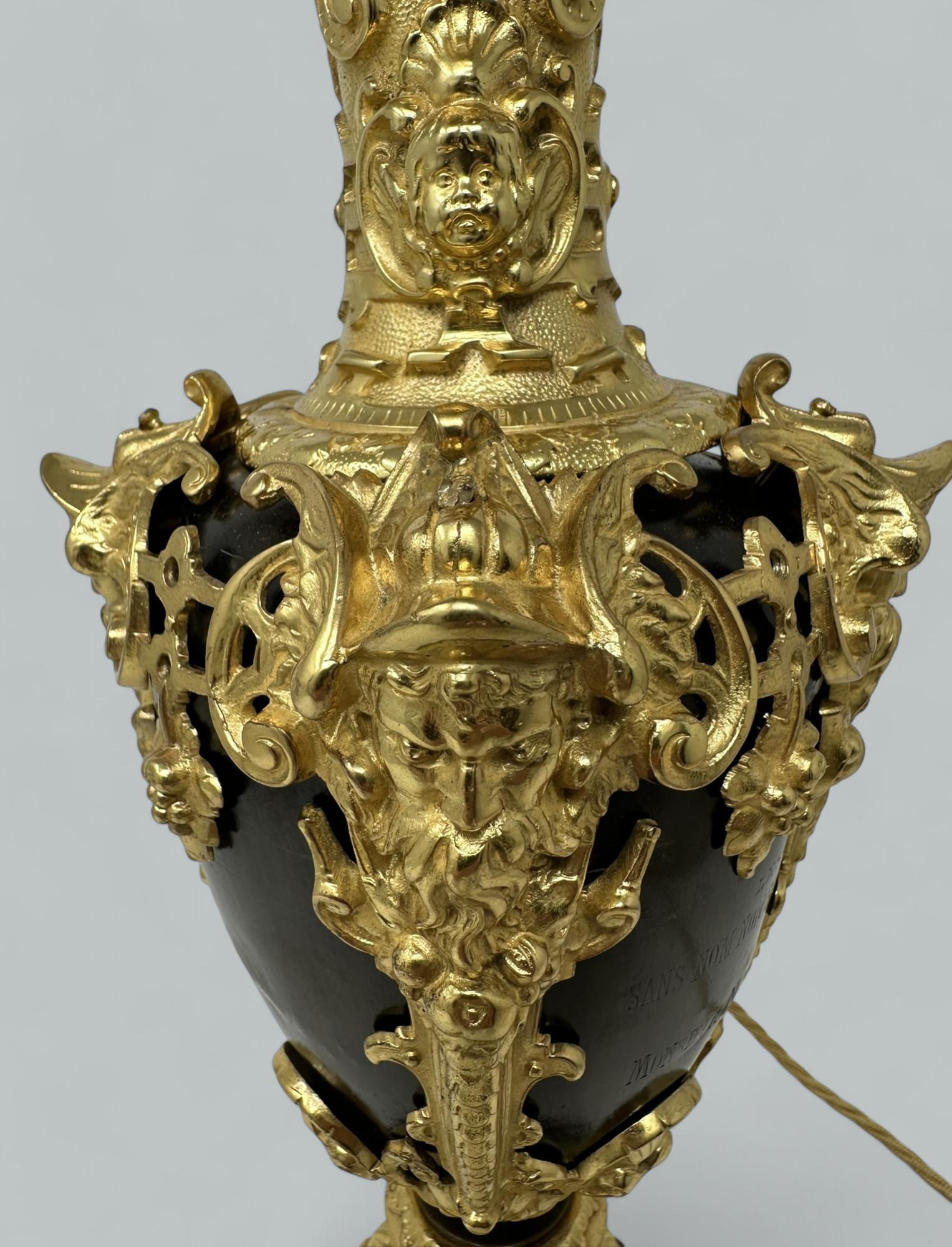 Ancienne lampe électrique française vase aiguière en bronze doré Maner Claude Michel Clodion en vente 1