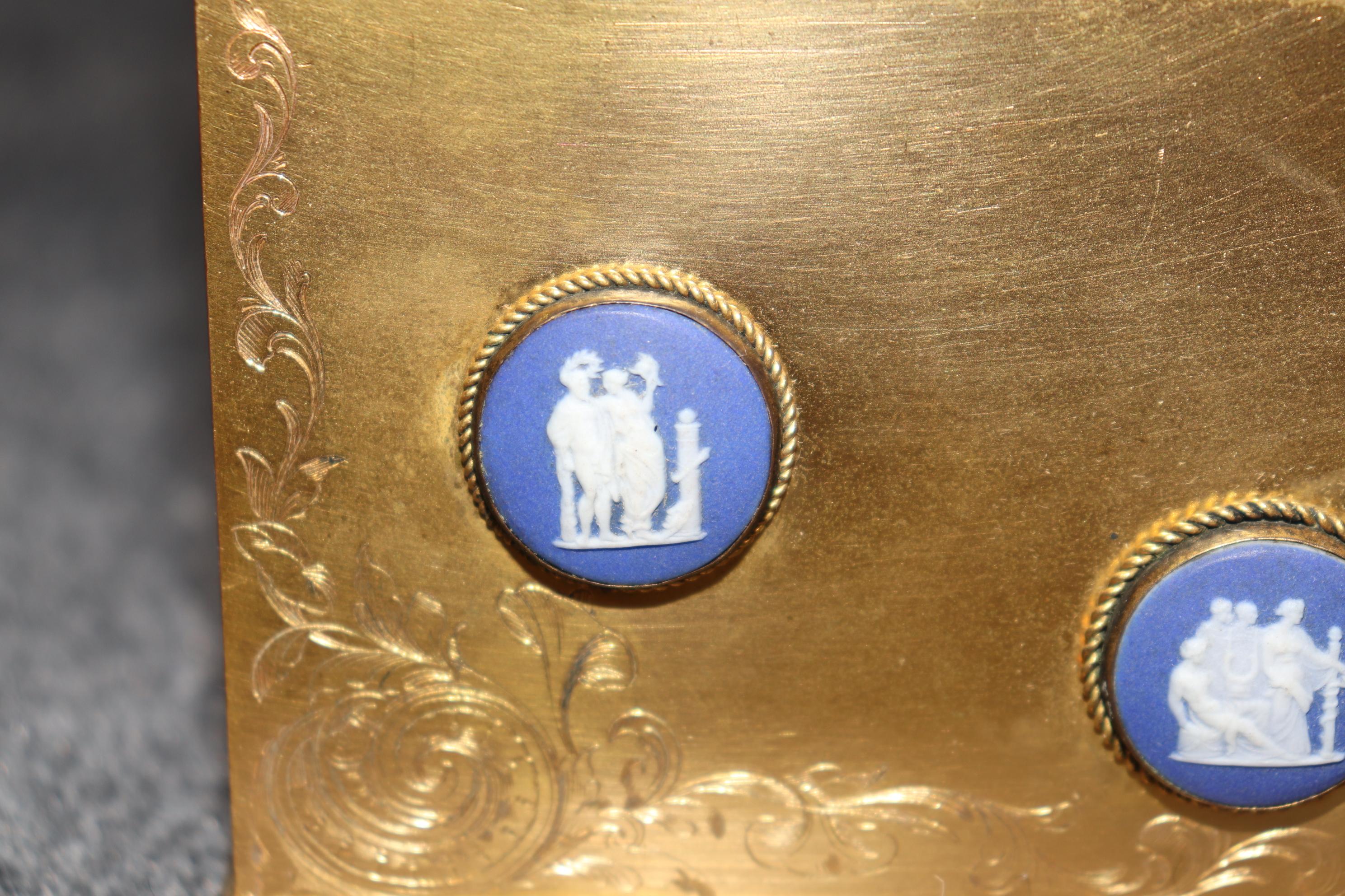 Antique French Bronze Ormolu Scrigno foderato internamente con inserti in Wedgewood in vendita 2