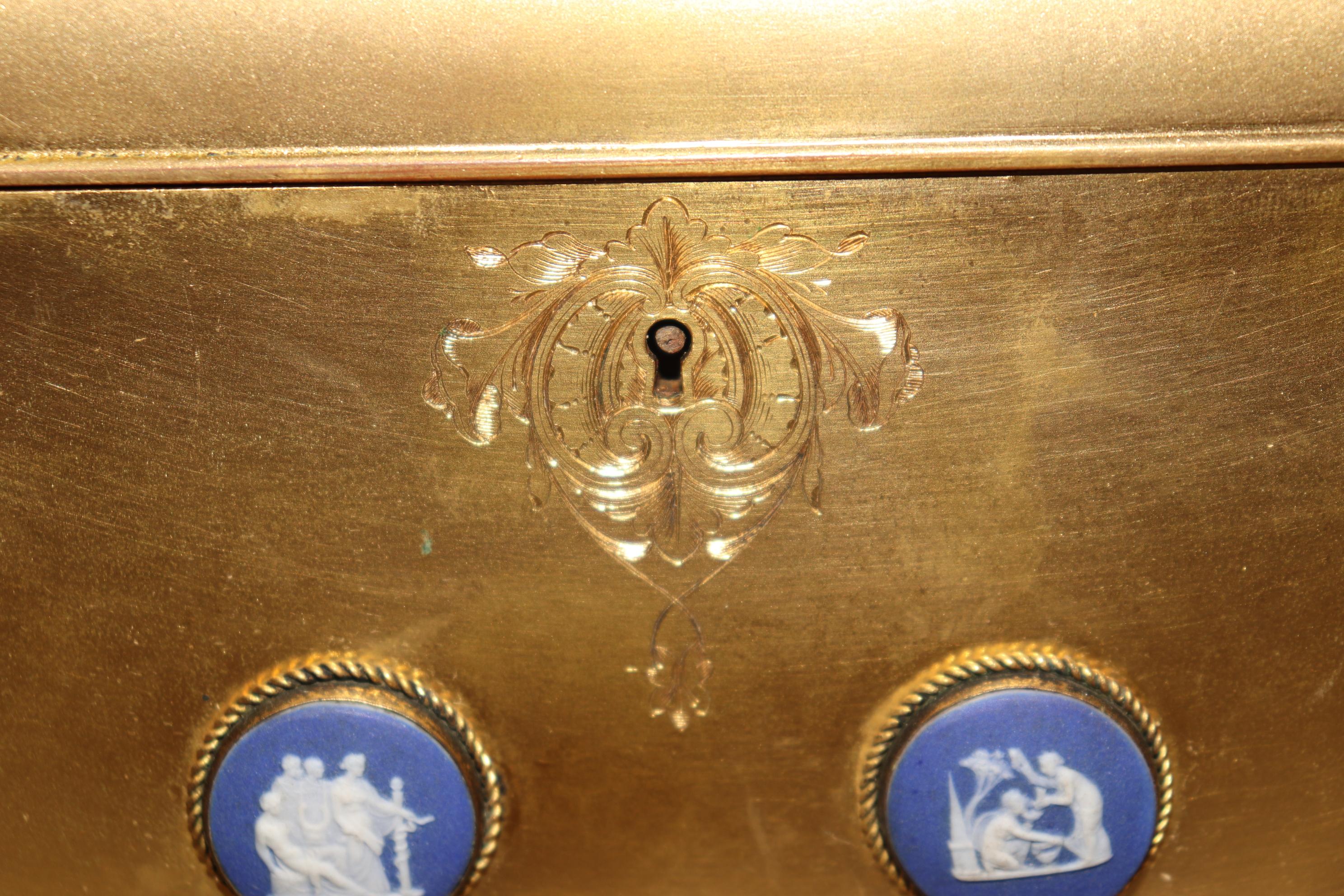 Antique French Bronze Ormolu Scrigno foderato internamente con inserti in Wedgewood in vendita 5