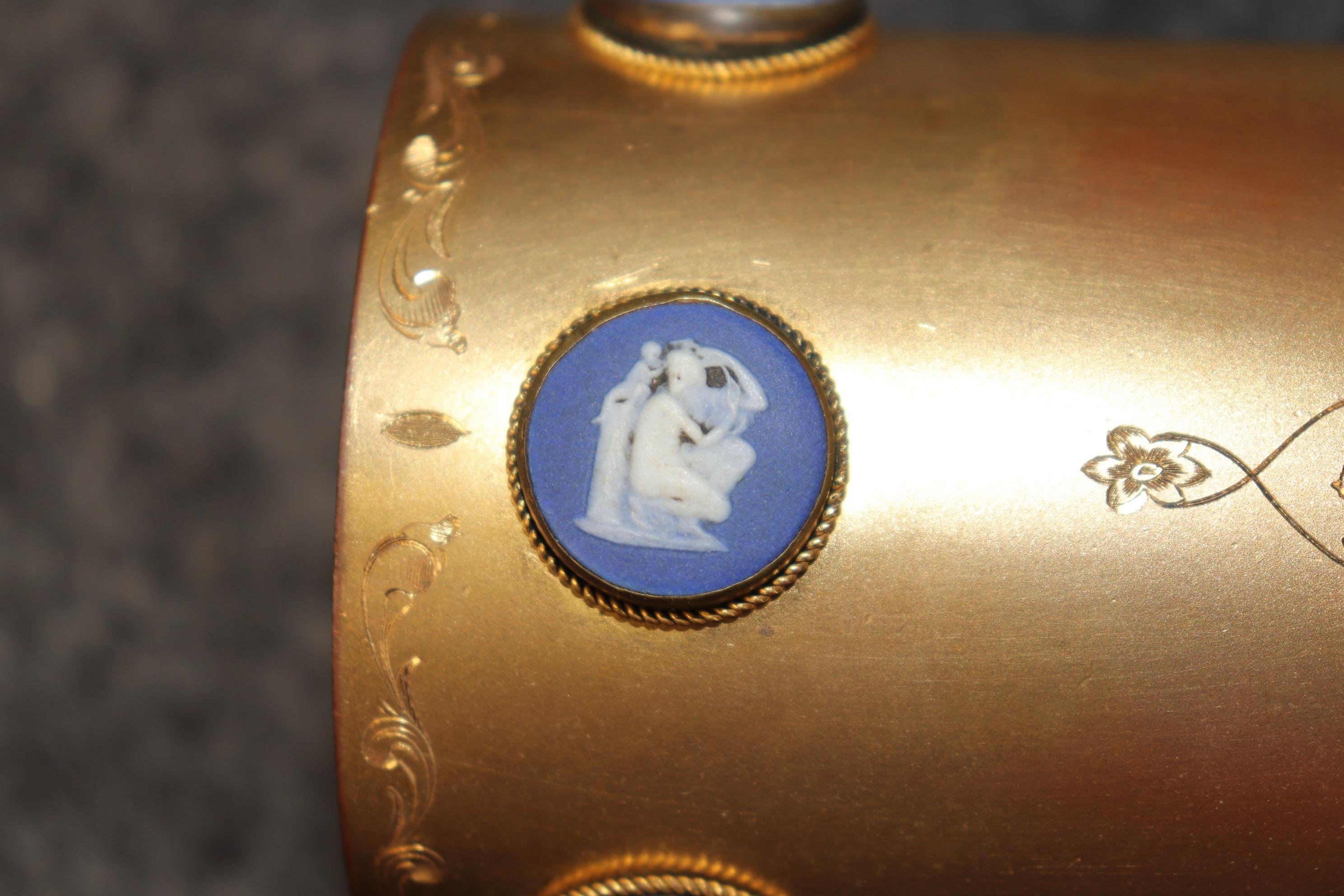 Antique French Bronze Ormolu Scrigno foderato internamente con inserti in Wedgewood in vendita 7