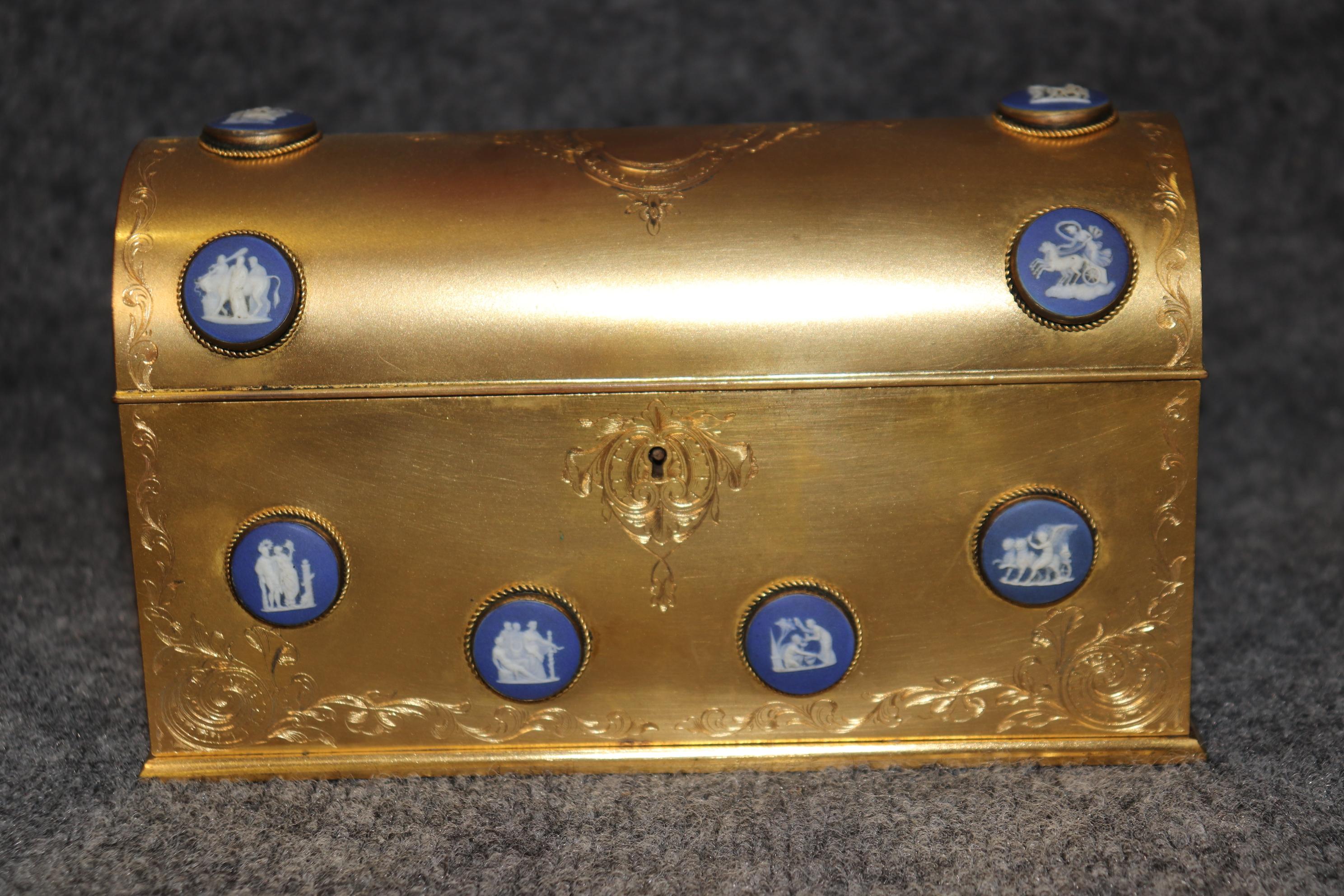 Luigi XV Antique French Bronze Ormolu Scrigno foderato internamente con inserti in Wedgewood in vendita