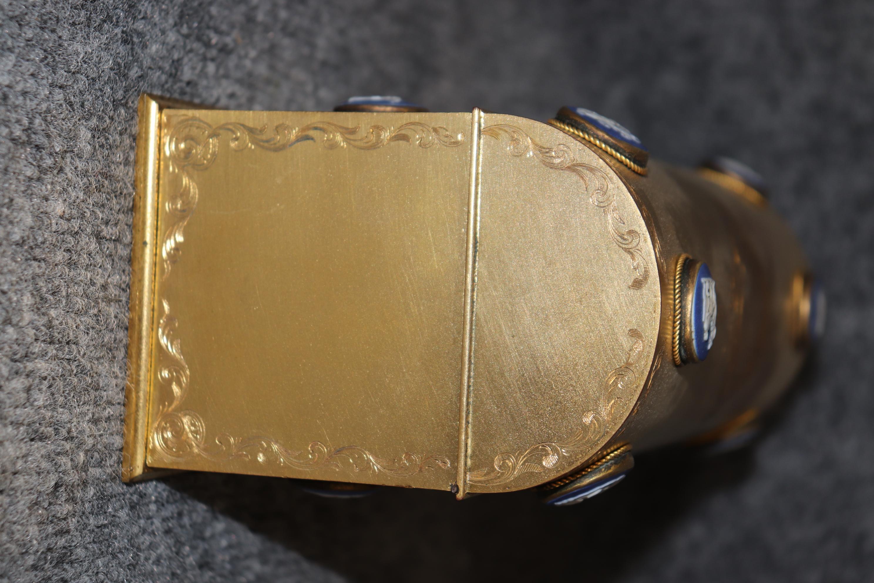 Oggetti in metallo Antique French Bronze Ormolu Scrigno foderato internamente con inserti in Wedgewood in vendita