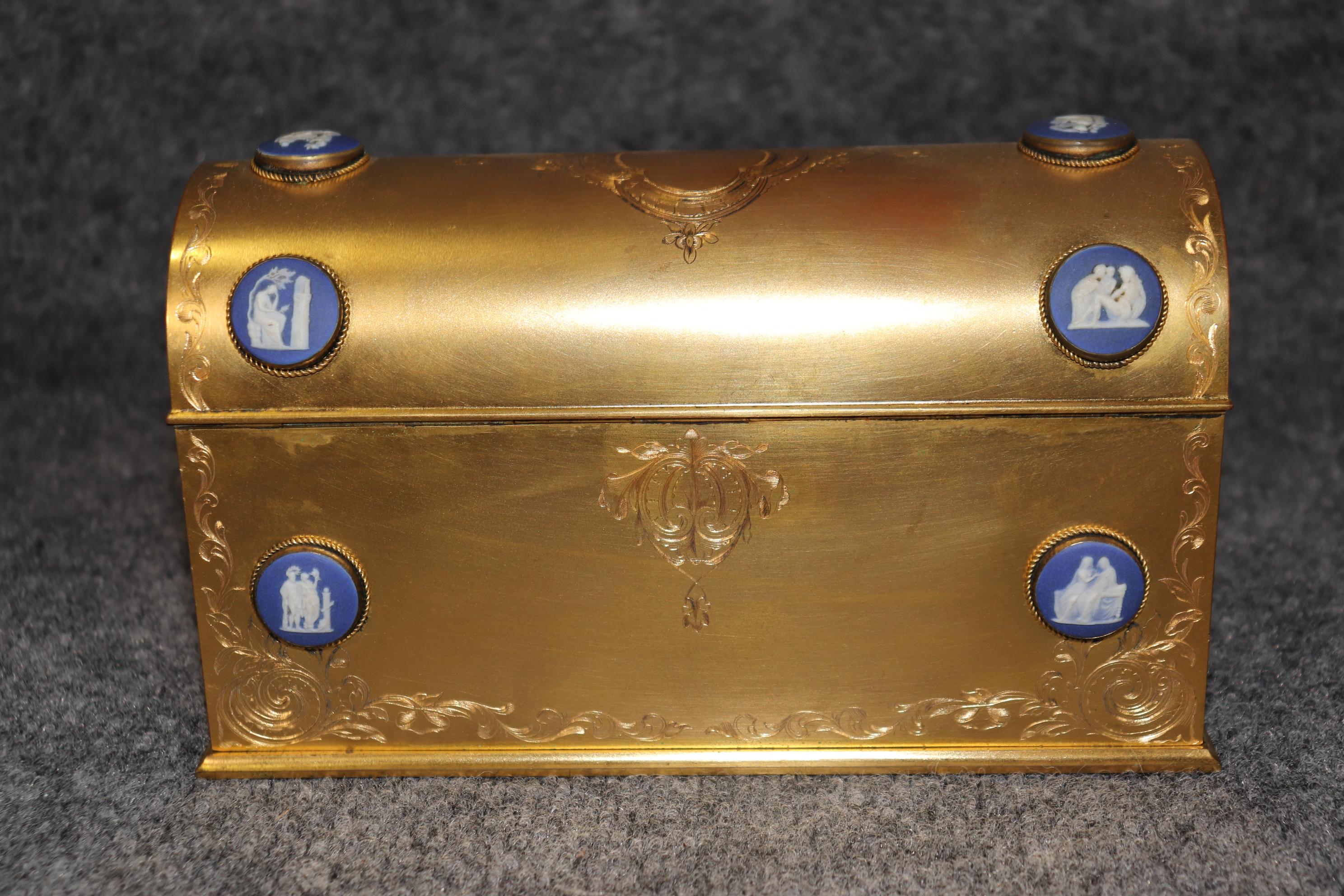 Antique French Bronze Ormolu Scrigno foderato internamente con inserti in Wedgewood In condizioni buone in vendita a Swedesboro, NJ