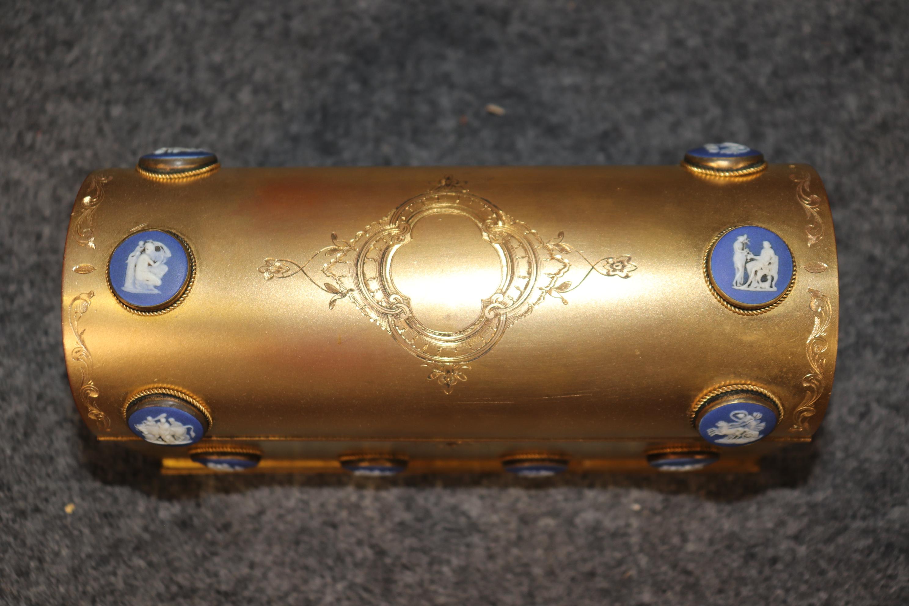 Bronzo Antique French Bronze Ormolu Scrigno foderato internamente con inserti in Wedgewood in vendita